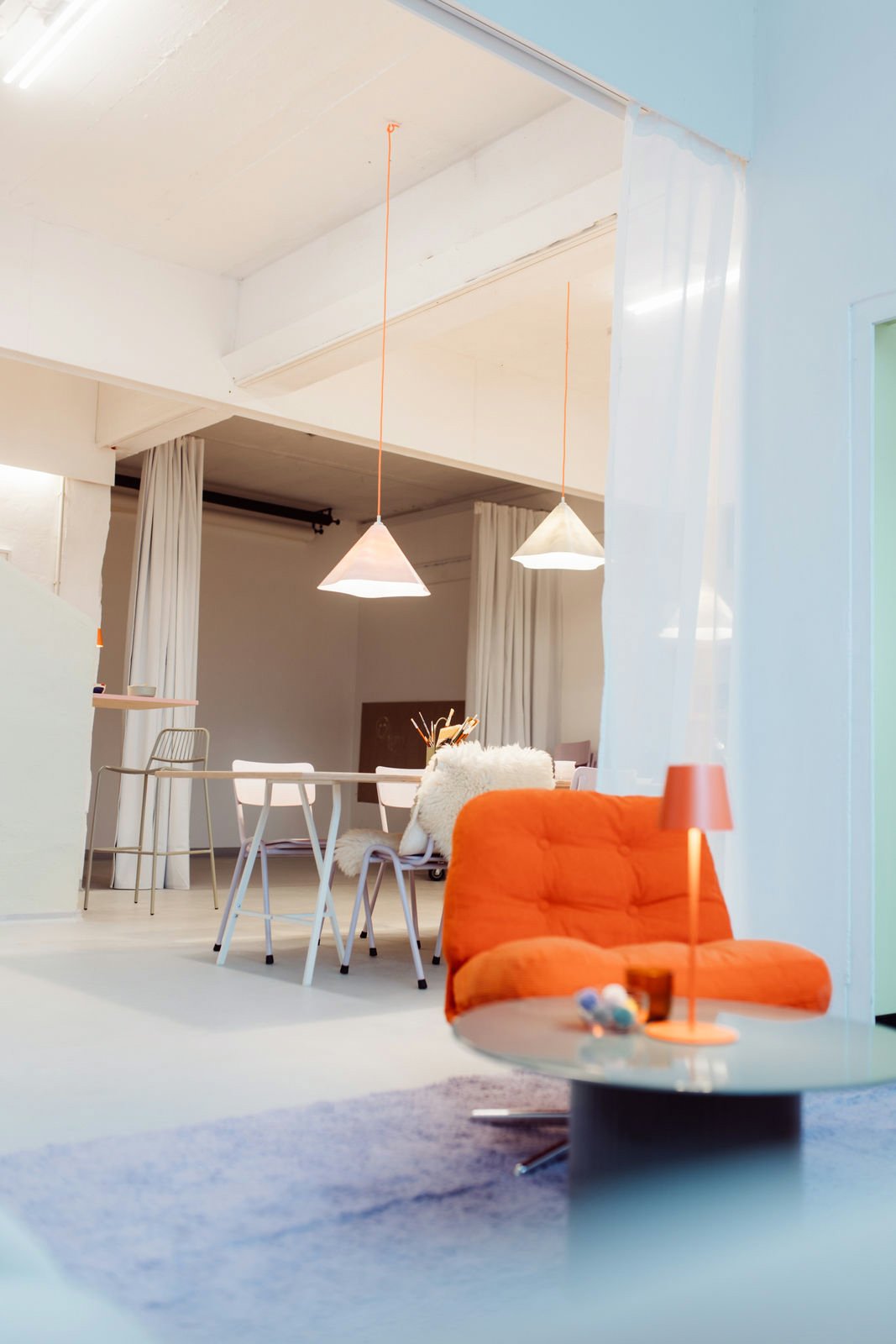 Offener Raum mit Sitzbereich und Tischen, flexibel für Meetings und Workshops in Arnsberg (Neheim-Hüsten).