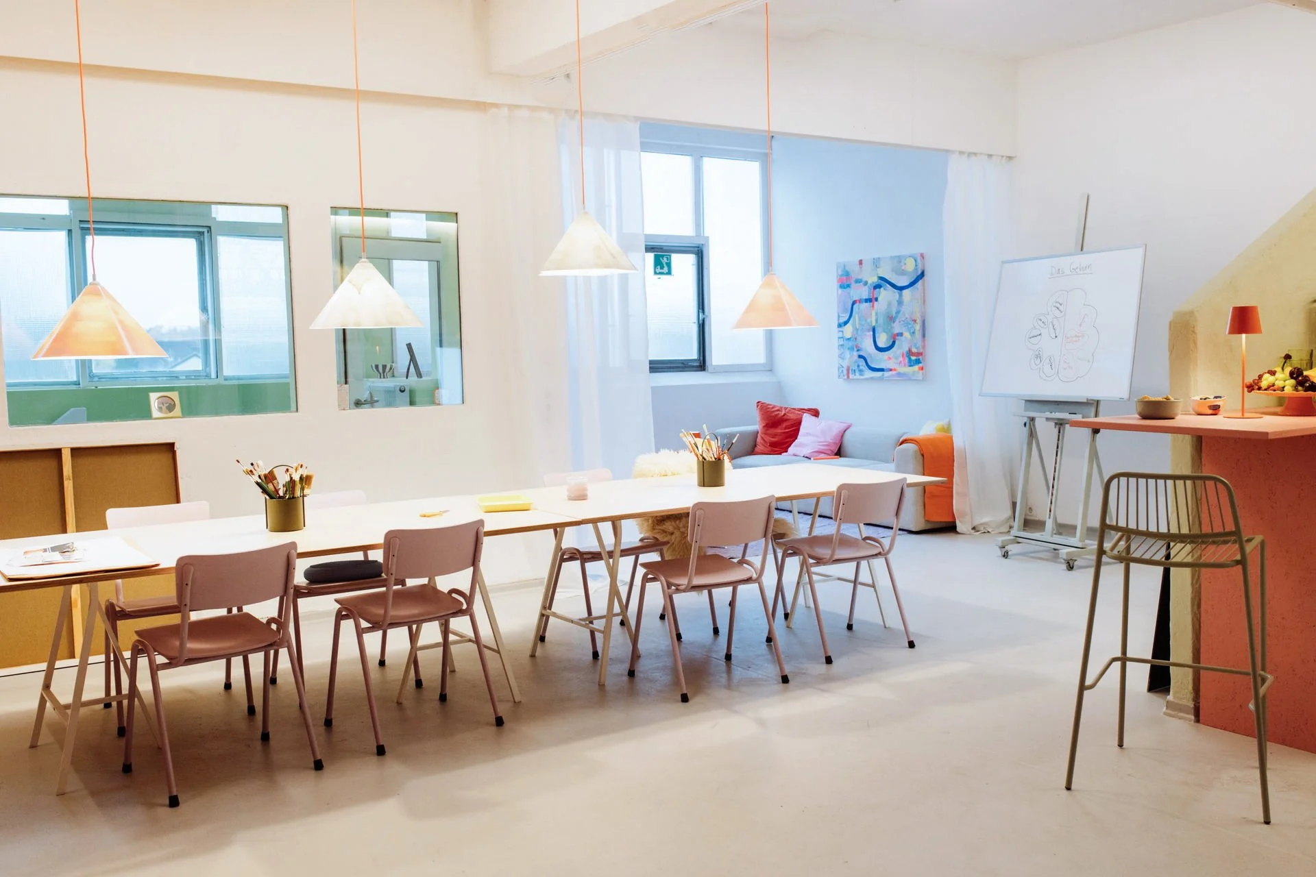 Heller Workshopraum mit großem Tisch, Whiteboard und Lounge-Ecke in Neheim (Arnsberg).