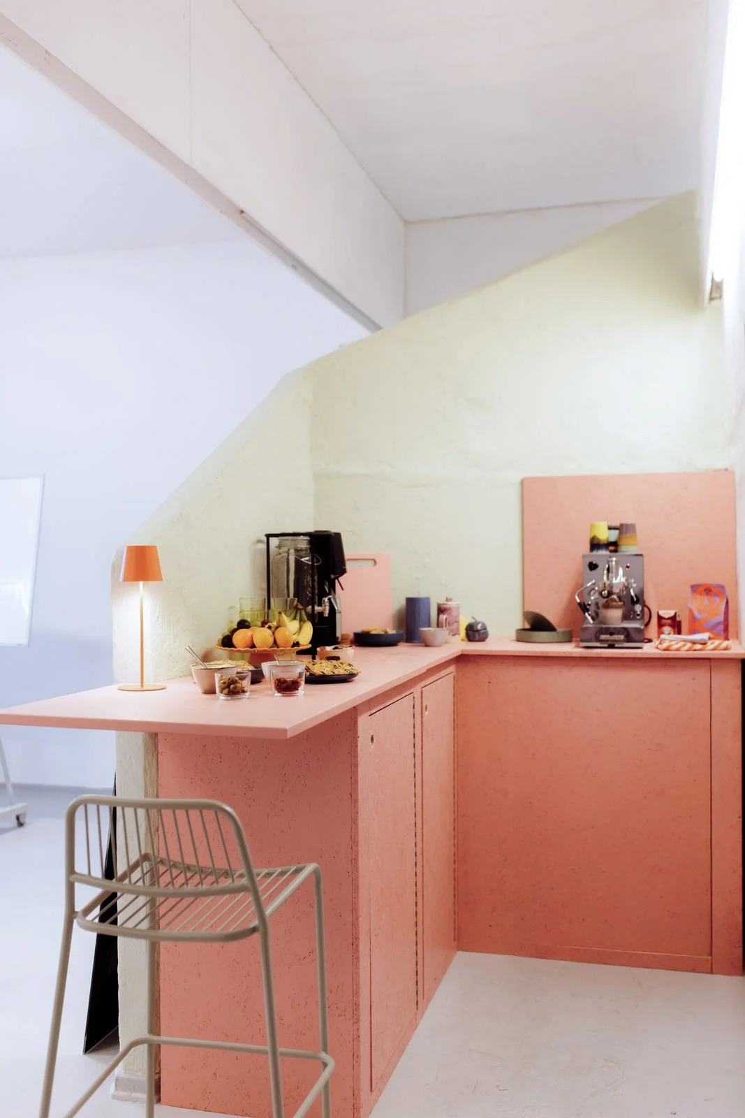 Küchenzeile und Pausenbereich im Mietraum, Platz für Kaffee und Catering in Neheim