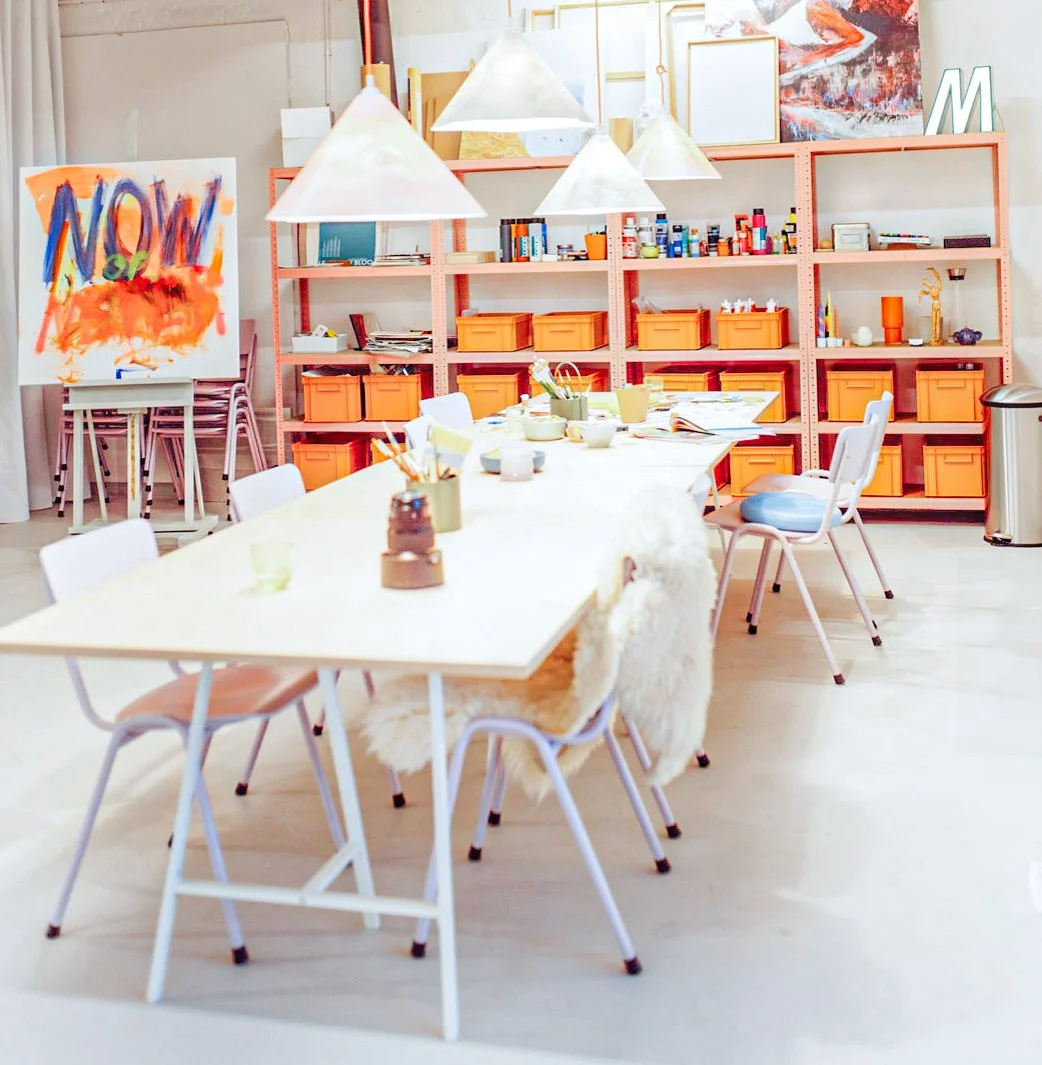 Kreativ-Workshopraum mit großem Tisch und Materialregal, geeignet für Seminare, Kurse und Workshops  in Neheim-Hüsten (Arnsberg).