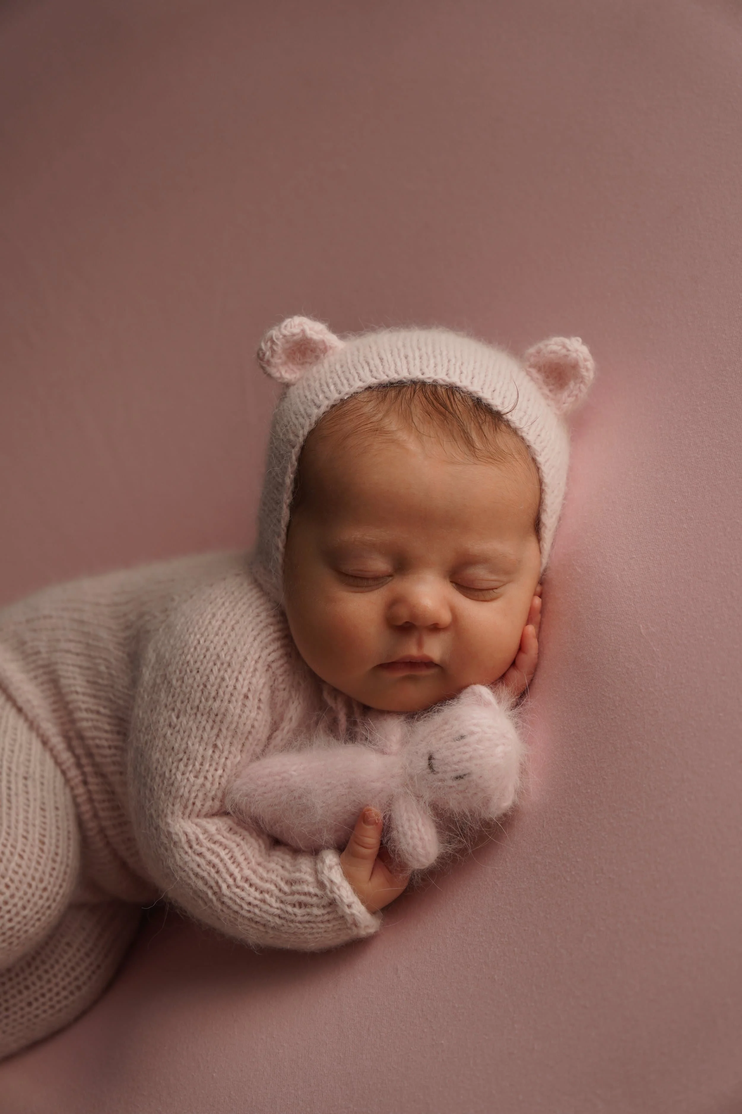 neugeborenes schlafendes Baby mit Kuscheltier und weichem Strampler KaysserArt Fotografie