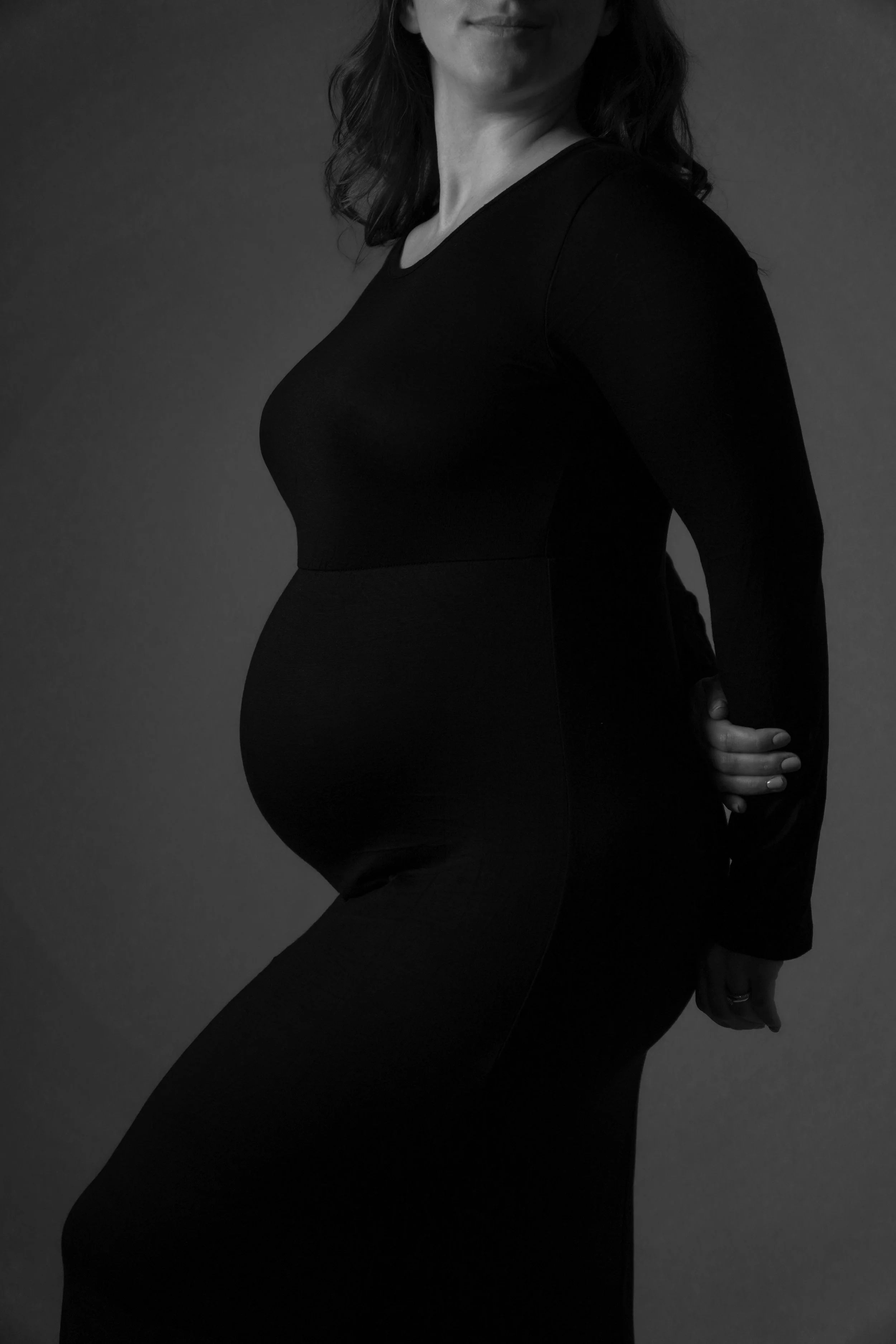 schwangere Frau bei Babybauchshooting im schwarzen Kleid im Fotostudio Schwenningen, KaysserArt Fotografie