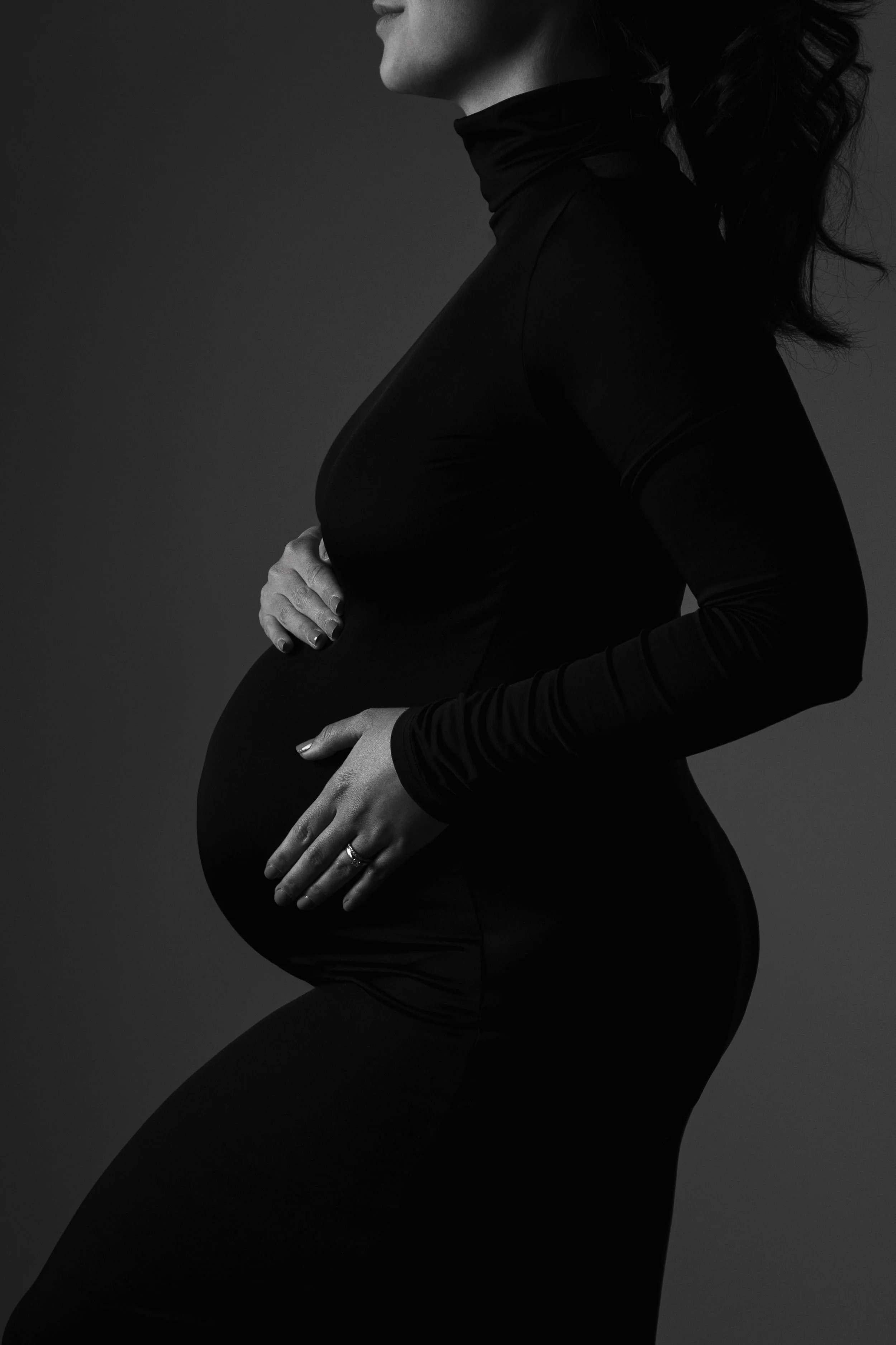 Frau mit Babybauch in schwarzem Rollkragenkleid KaysserArt Fotografie