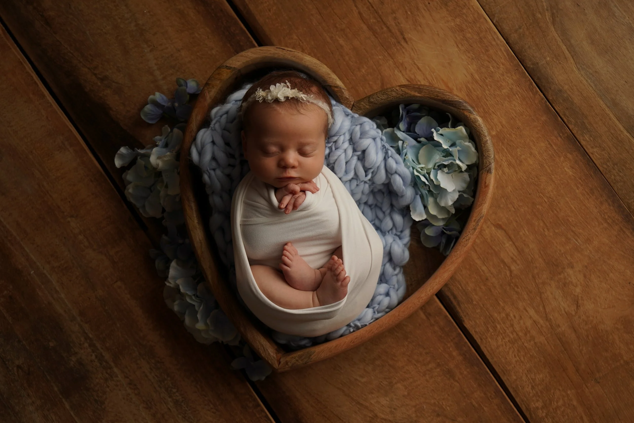 Neugeborenes in Herzschale gewickelt gepuckt schlafend friedlich Rottweil Fotograf Fotografie Studiofotografie KaysserArt Fotografie Rottweil