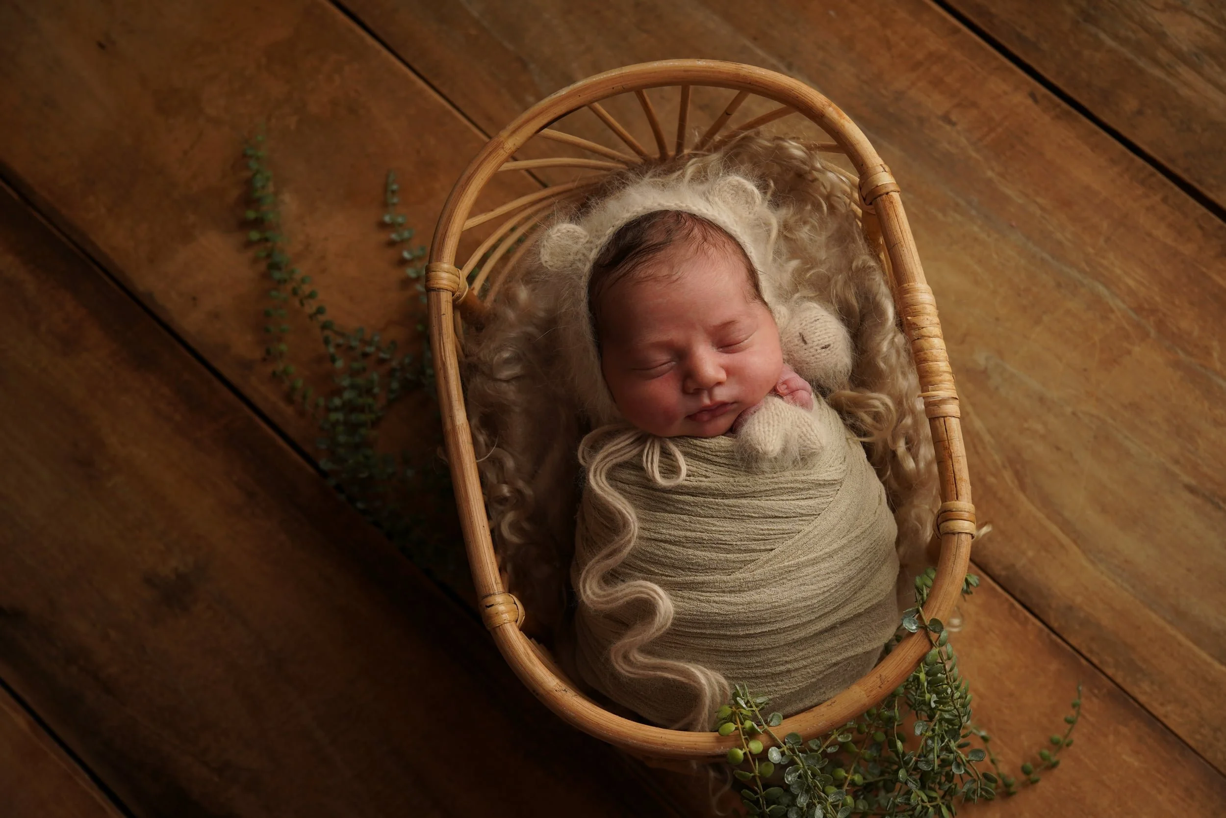 Neugeborenes Baby gepuckt Kokon Fotograf Rottweil Neugeborenenfotograf Schwenningen Studiofotograf KaysserArt Fotografie Rottweil Robert Kaysser