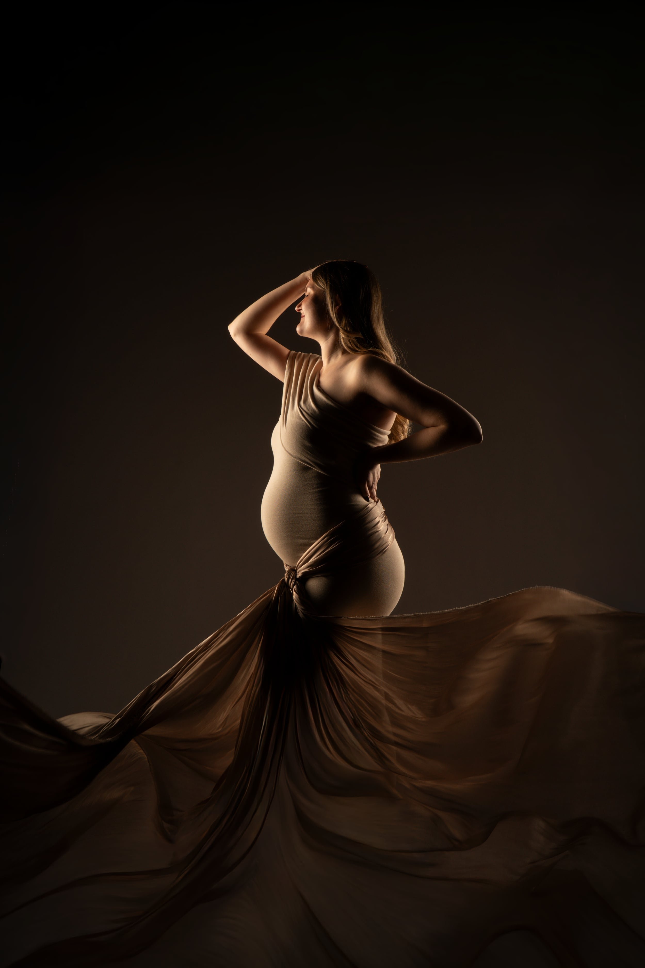 Schwangere Kundin Babybauchshooting Rottweil elegantes Fotoshooting Studiofotografie edle Stoffe stolze Frau. KaysserArt Fotografie Rottweil Robert Kaysser