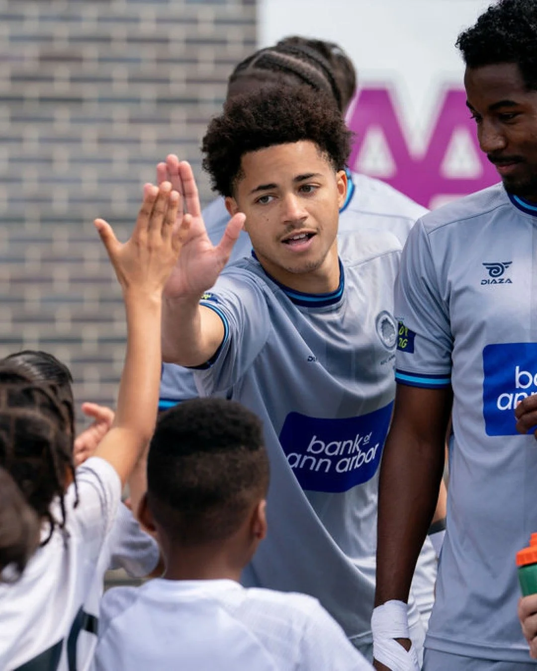 High Five Friday 🙌

Nothing beats celebrating goals, wins, and moments like these with you! 🎉