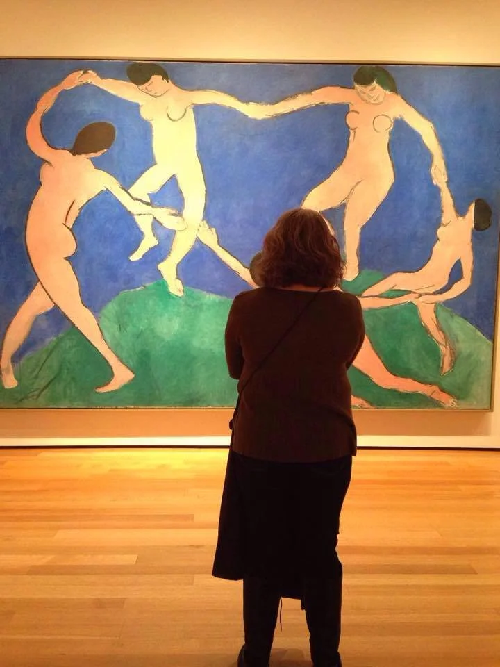 Kari standing in front of Henri Matisse's painting "The Dance"