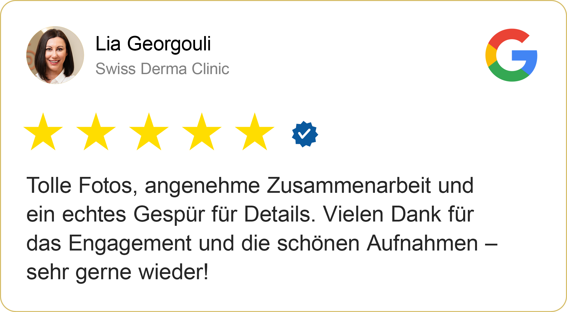 Bewertung mit 6 goldenen Sternen und blauer Verifizierungssymbol, Kommentar über positive Erfahrung bei Swiss Derma Clinic, Dank für schöne Fotos, Engagement und Details.
