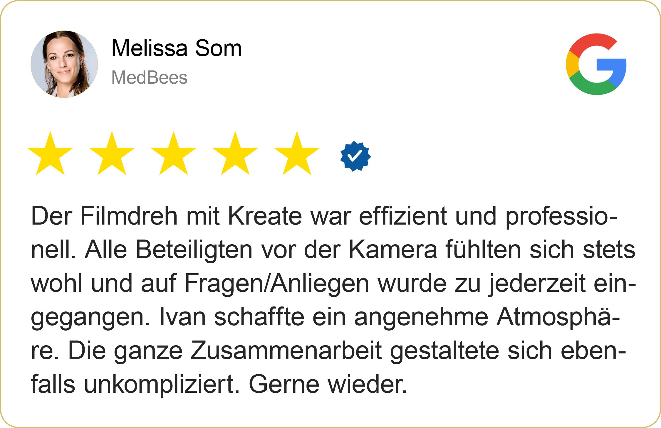 Bewertung von Melissa Som mit fünf Sternen, blauer Haken, Google-Logo. Kommentar über effizientes und professionelles Filmdreh mit freundlicher Atmosphäre bei MedBees.