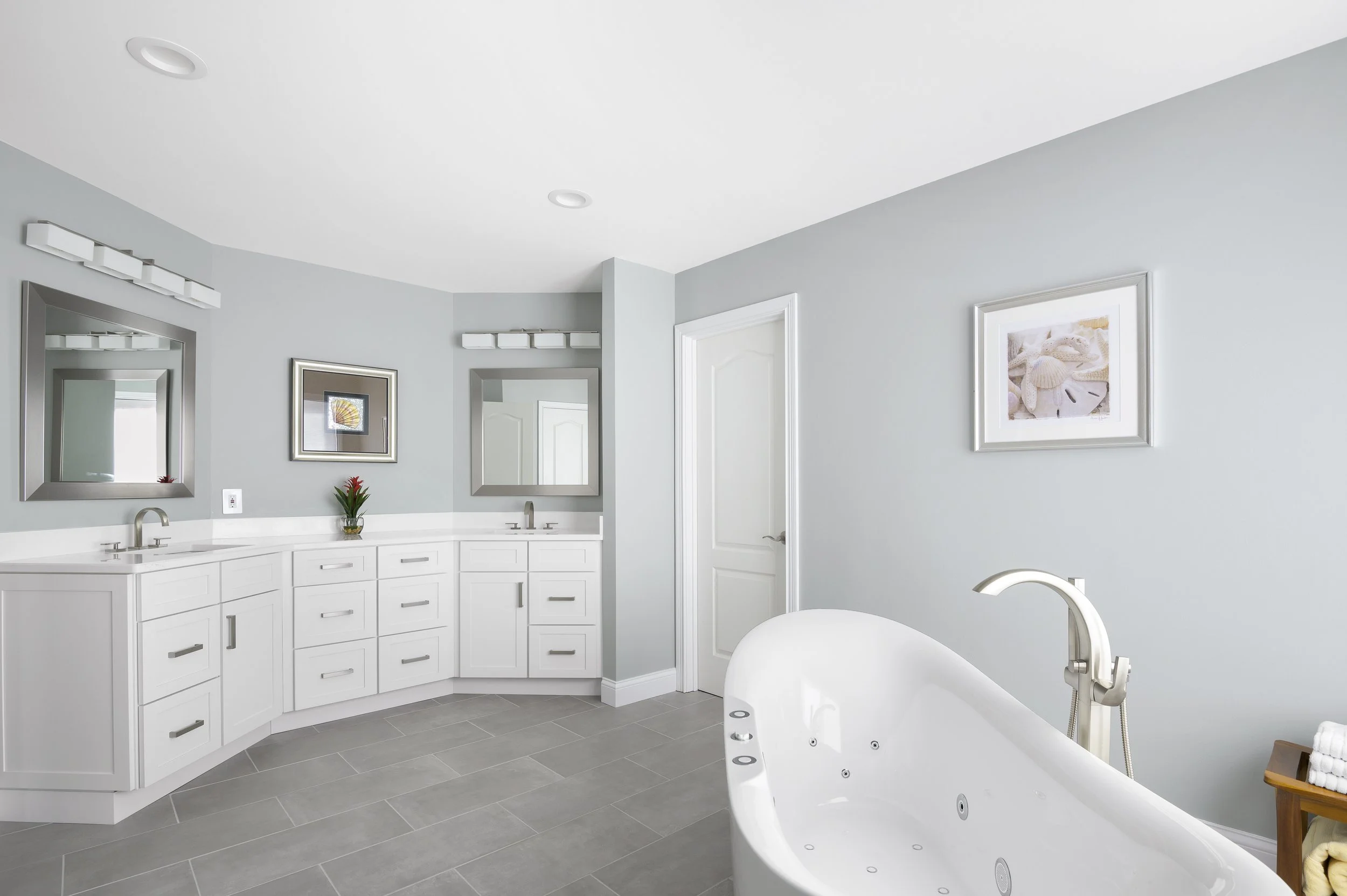 A picture of a beautiful luxury bathroom with high ceilings.