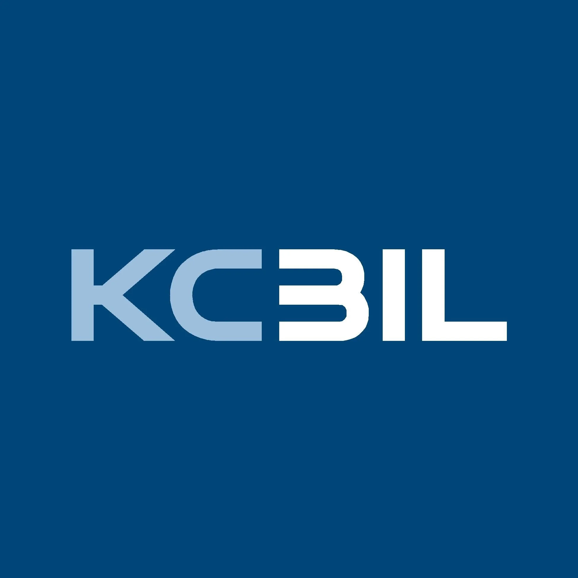 KCBIL logo på blå bakgrunn