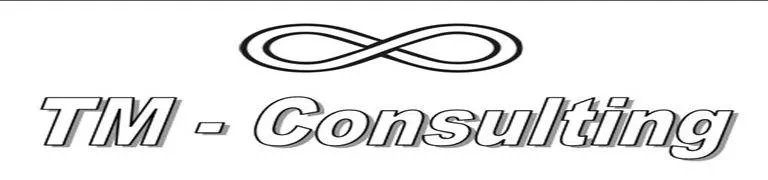 Logo med teksten "TM - Consulting" og en dekorativ symbol over