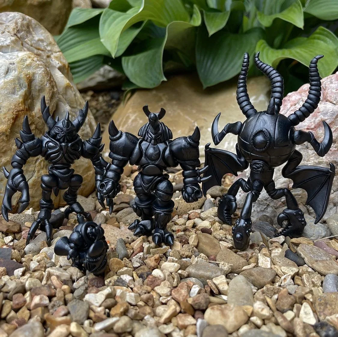 METALLIC BLACK BUILD SET

INCLUDES 3 FIGURES