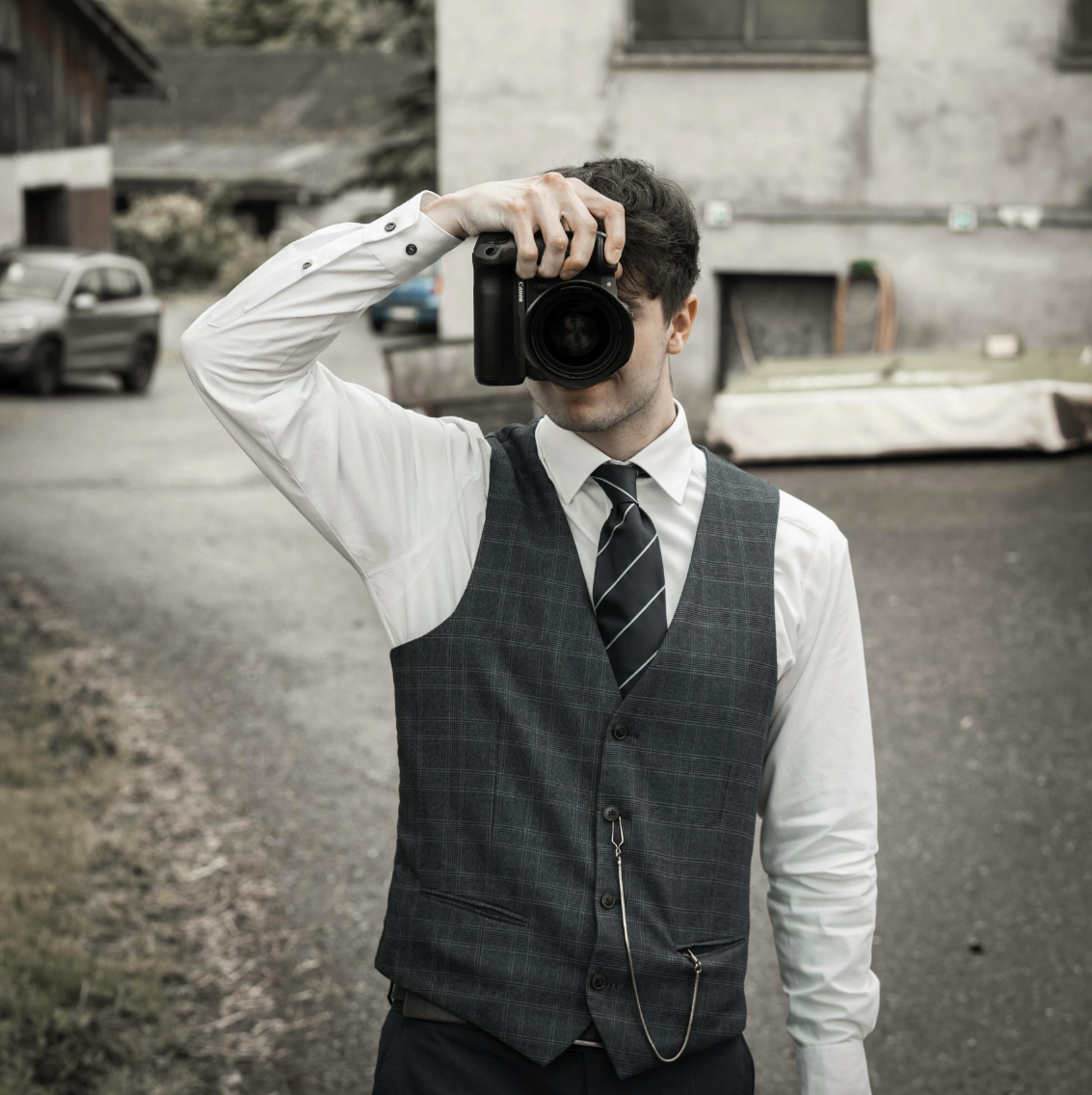 Julien Ruf, Fotograf aus Villingen-Schwenningen, mit Kamera