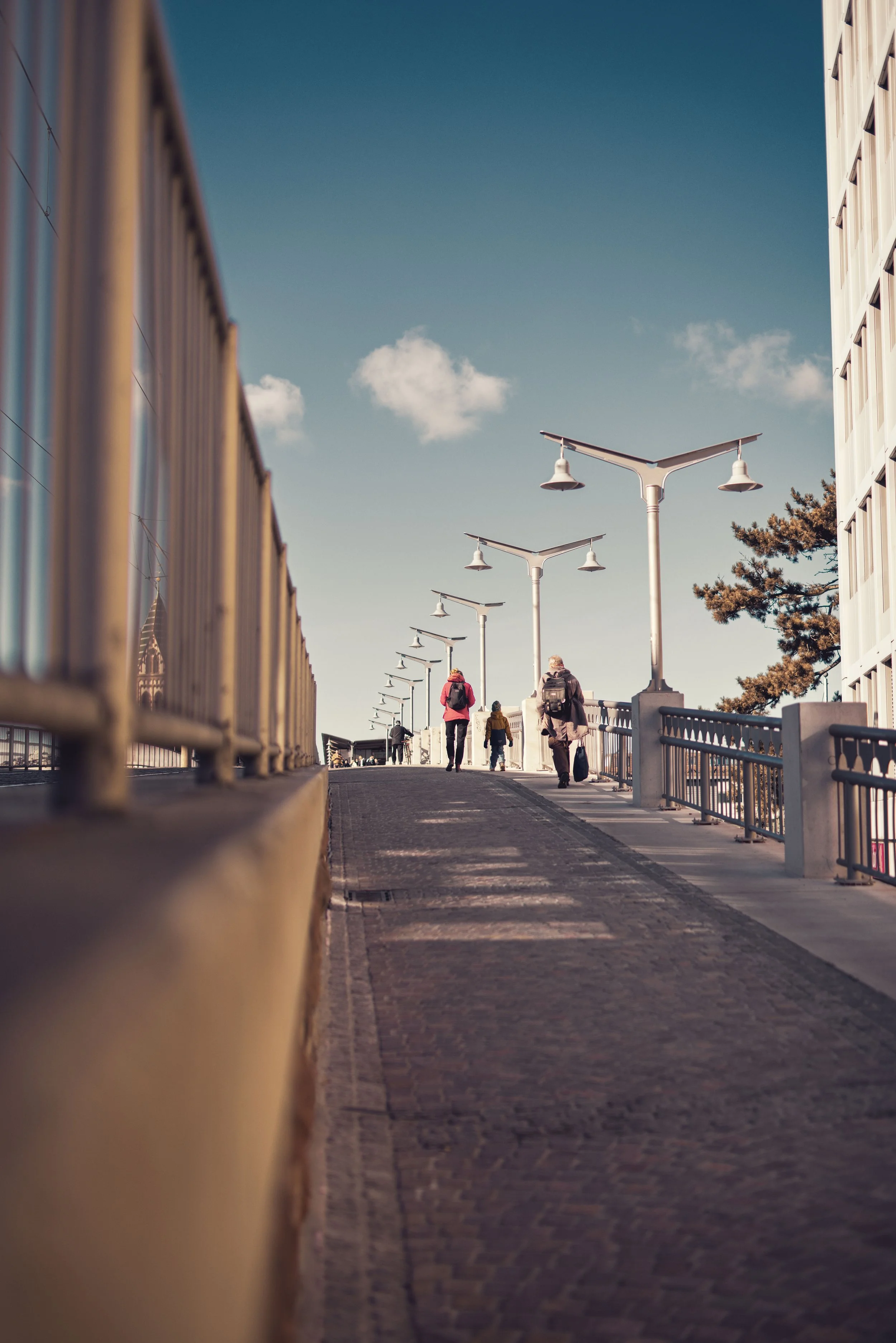 Menschen auf einer Brücke bei sonnigem Wetter