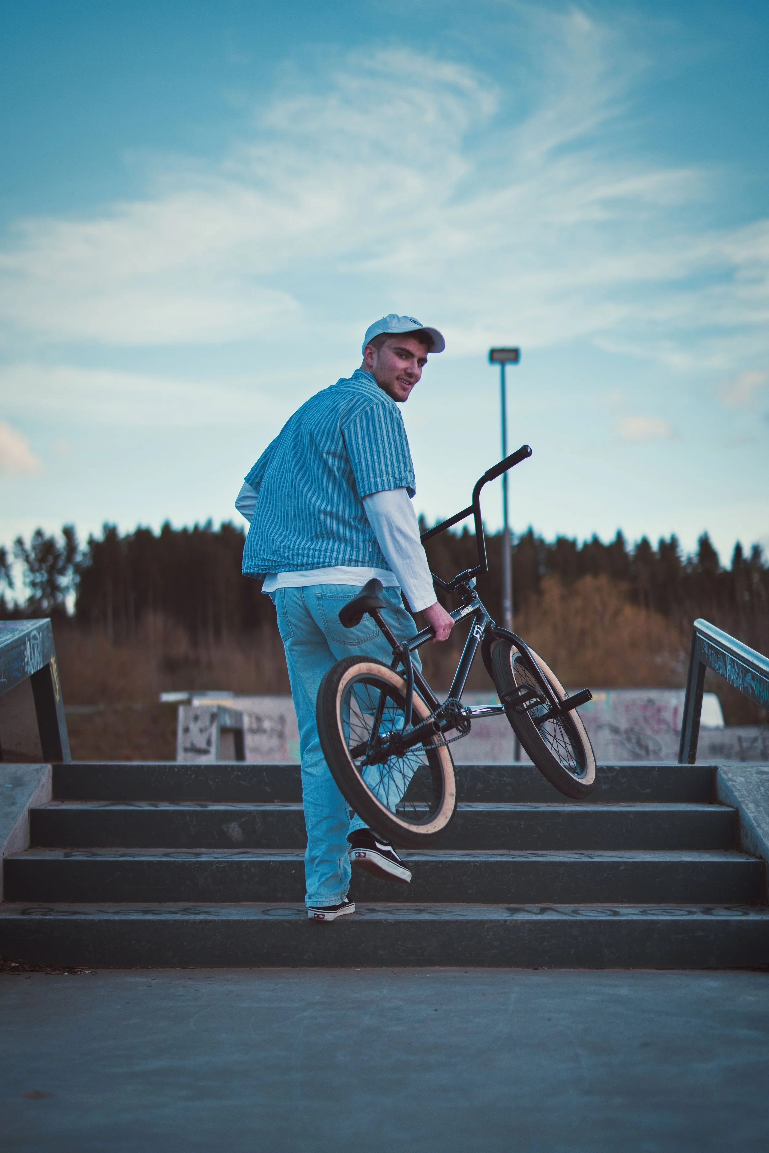 BMX-Fahrer bei einem Sprung an einem Skatepark