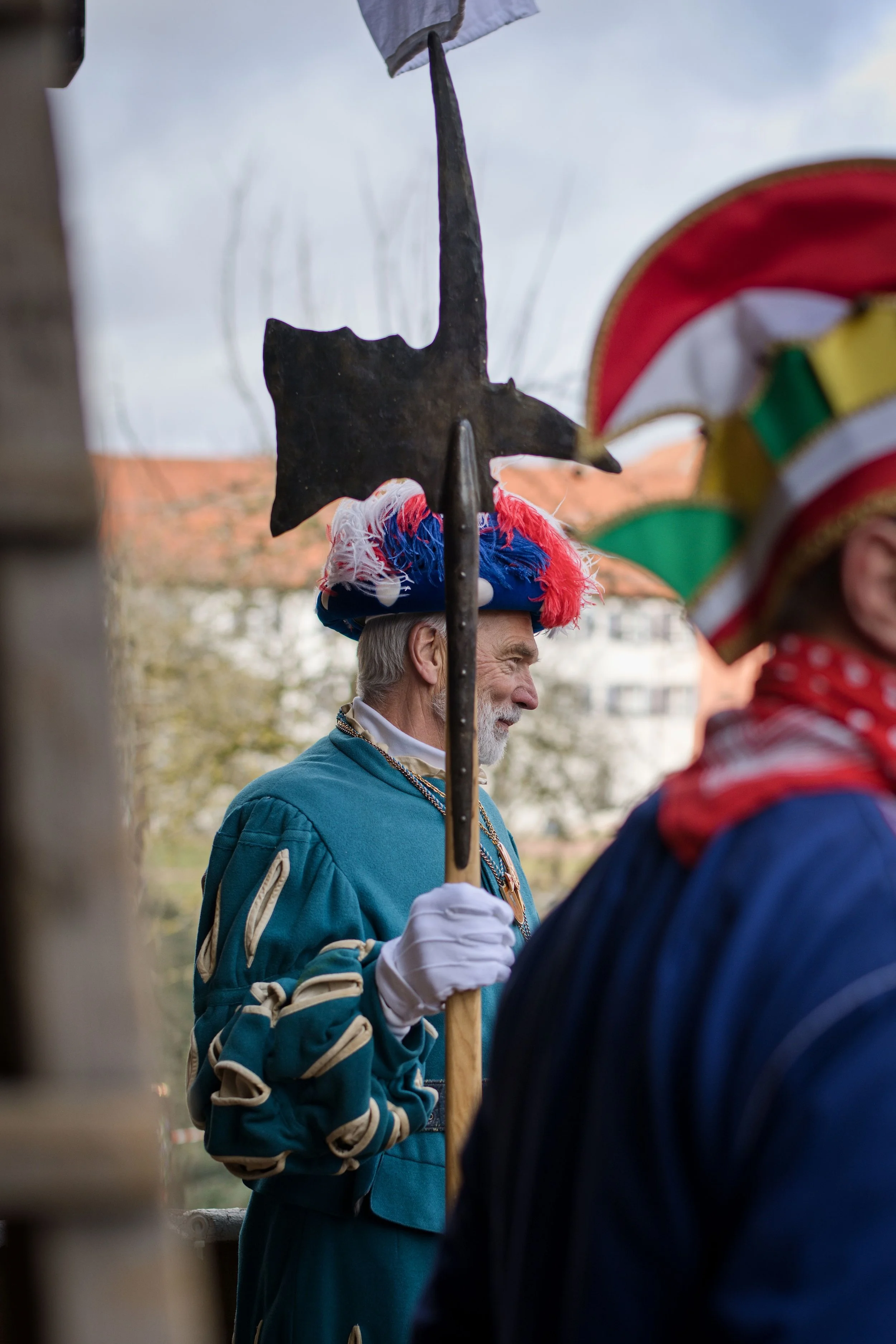 Historische Fasnetfigur mit Fahne beim Umzug in Villingen