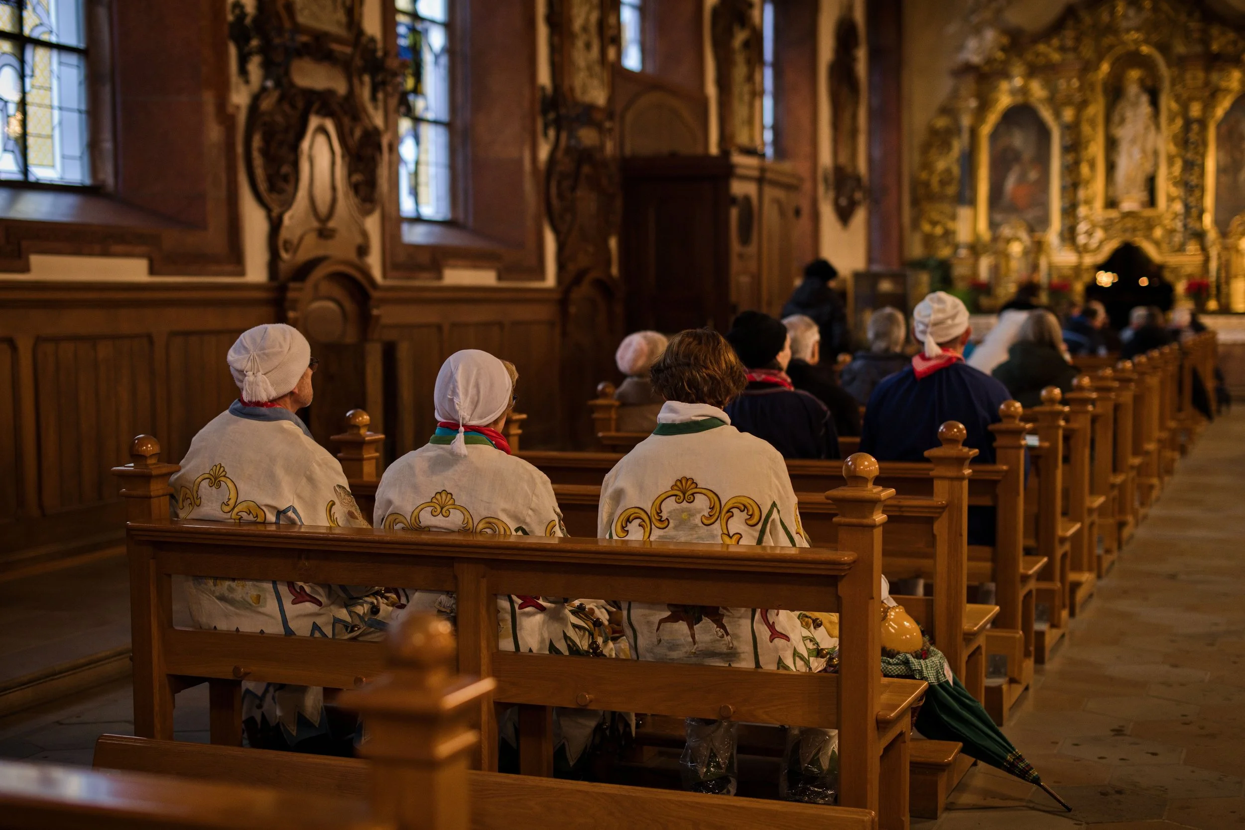 Traditionelle Fasnetfiguren während eines Gottesdienstes in Villingen