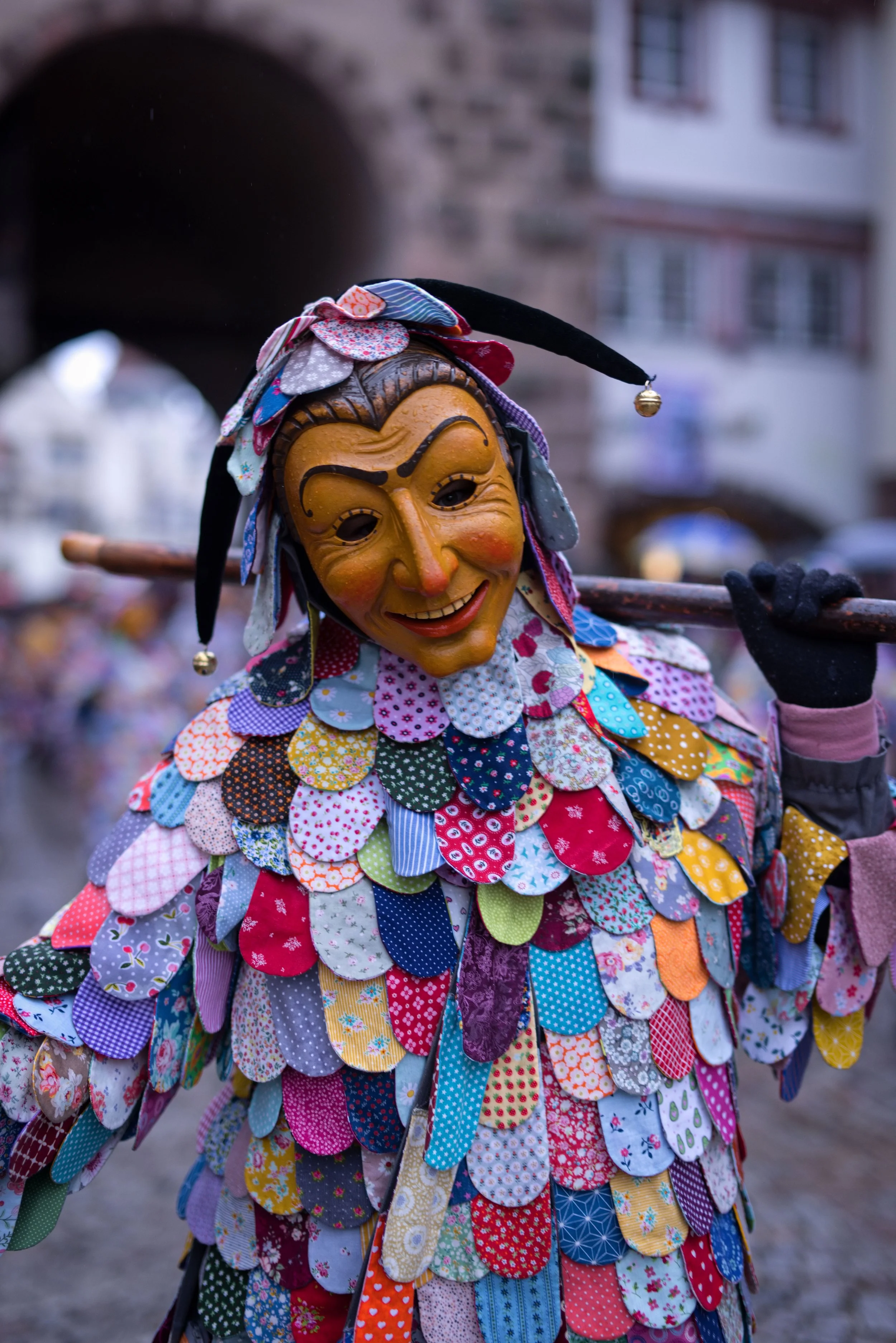 Historische Fasnetfigur mit Federhut beim Umzug in Villingen