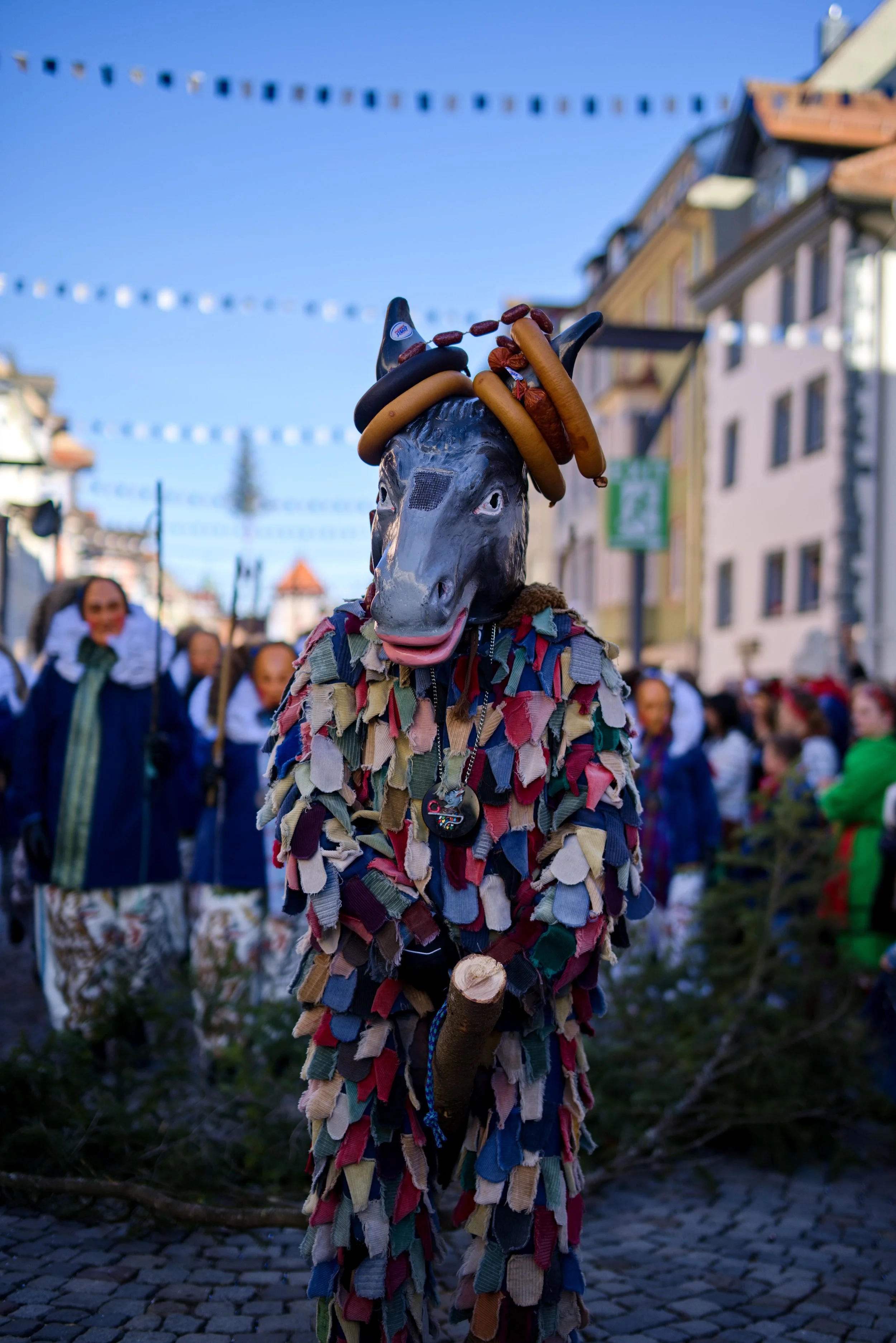Fasnetfigur mit Pferdekopfmaske beim Straßenumzug in Villingen