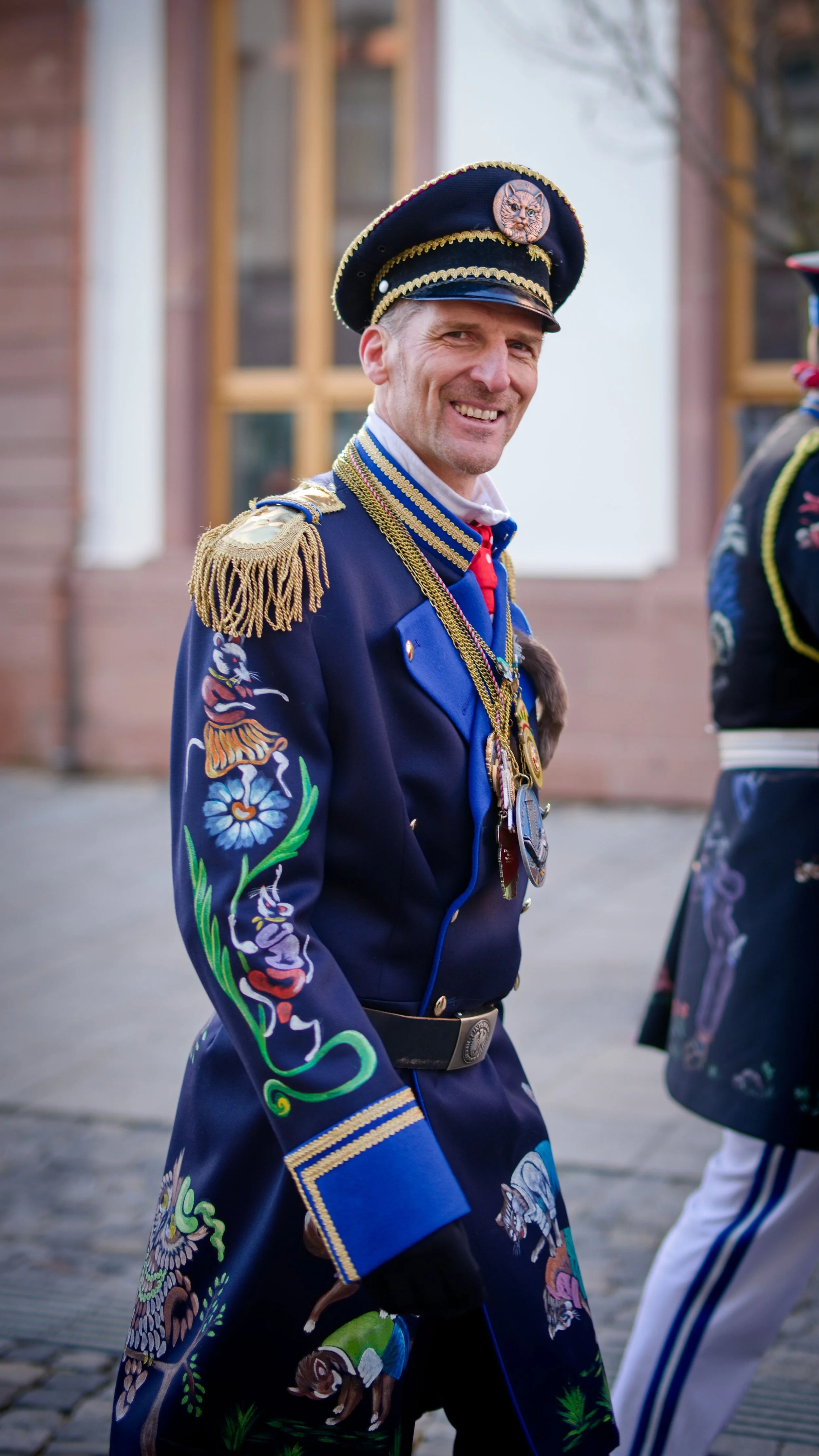 Traditionelle Fasnetfigur bei einem Straßenumzug in Villingen