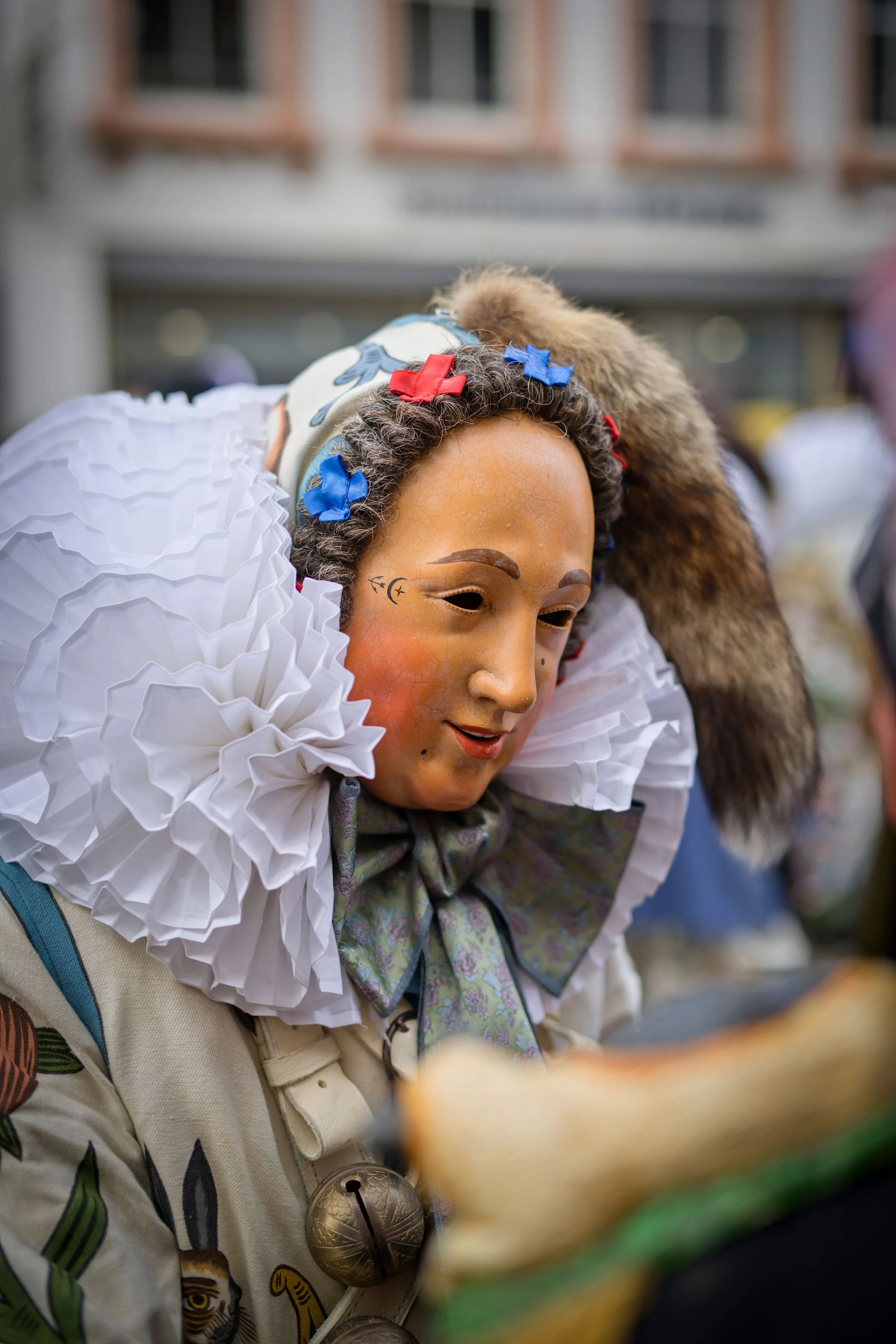 Bunte Fasnetfigur mit traditioneller Maske oder Schemme in Villingen. fasnet-villingen-traditionsmaske.jpg
