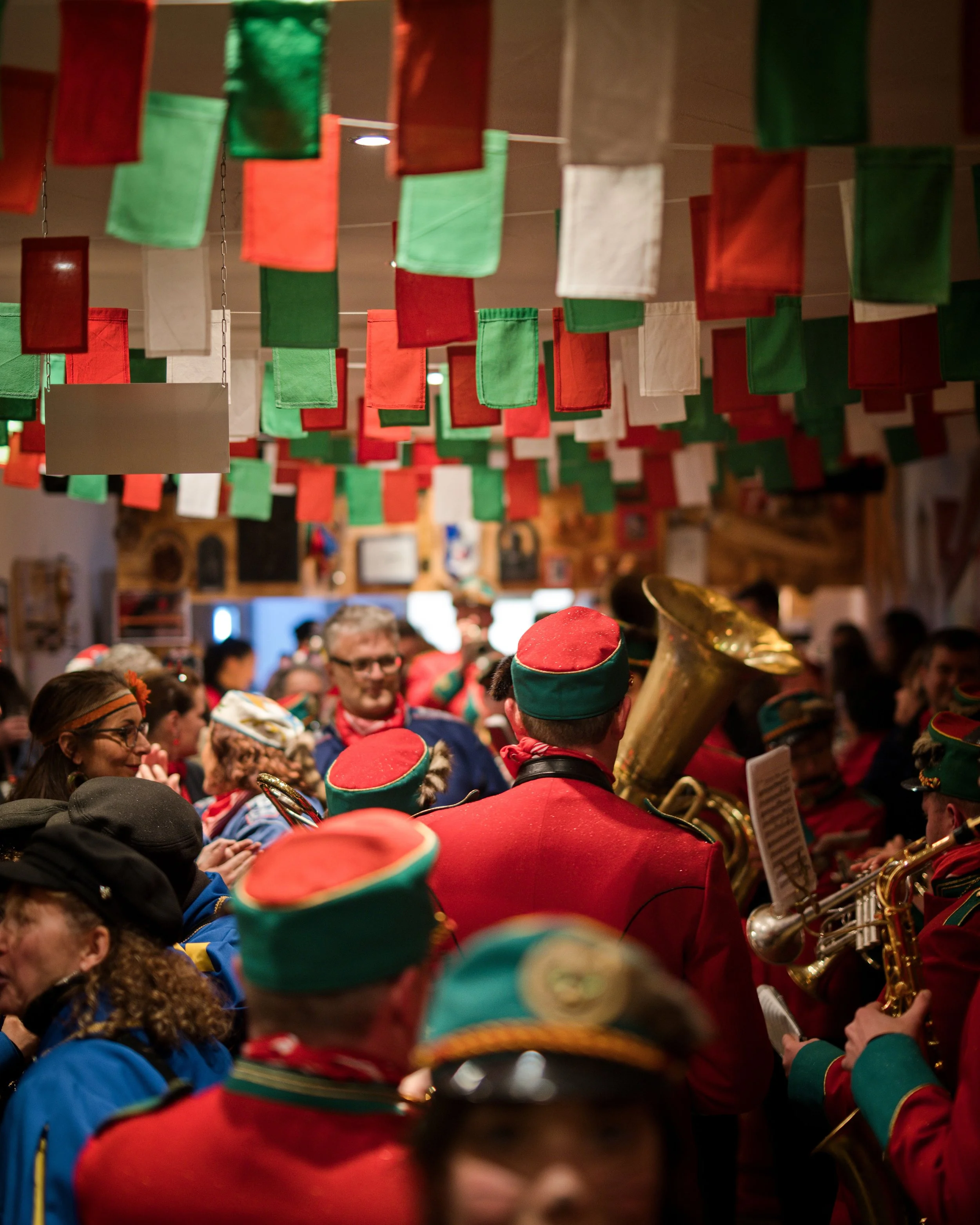 Musiker in traditionellen Fasnetkostümen bei einer Veranstaltung in Villingen der Stadtharmonie Villingen e.V.