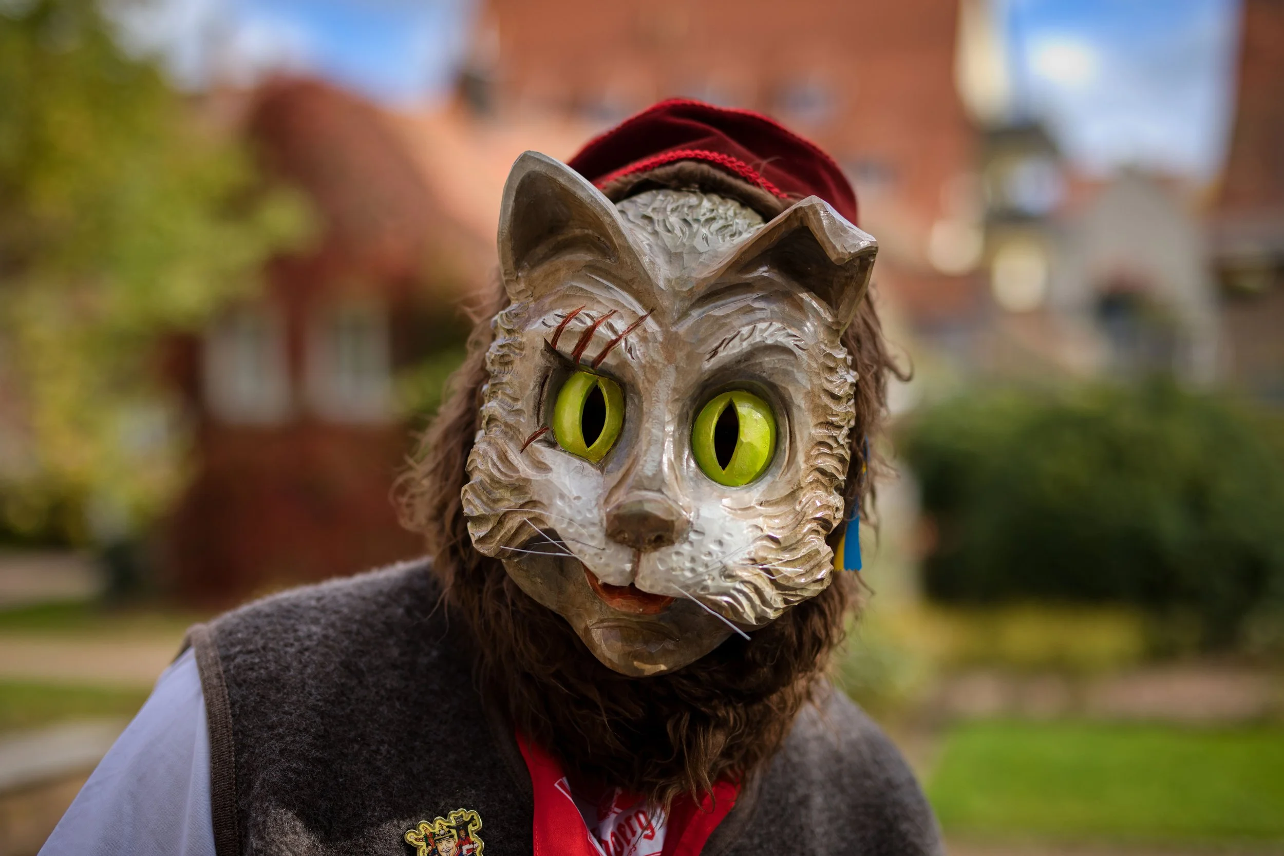 Fasnetfigur mit handgefertigter Katzenmaske