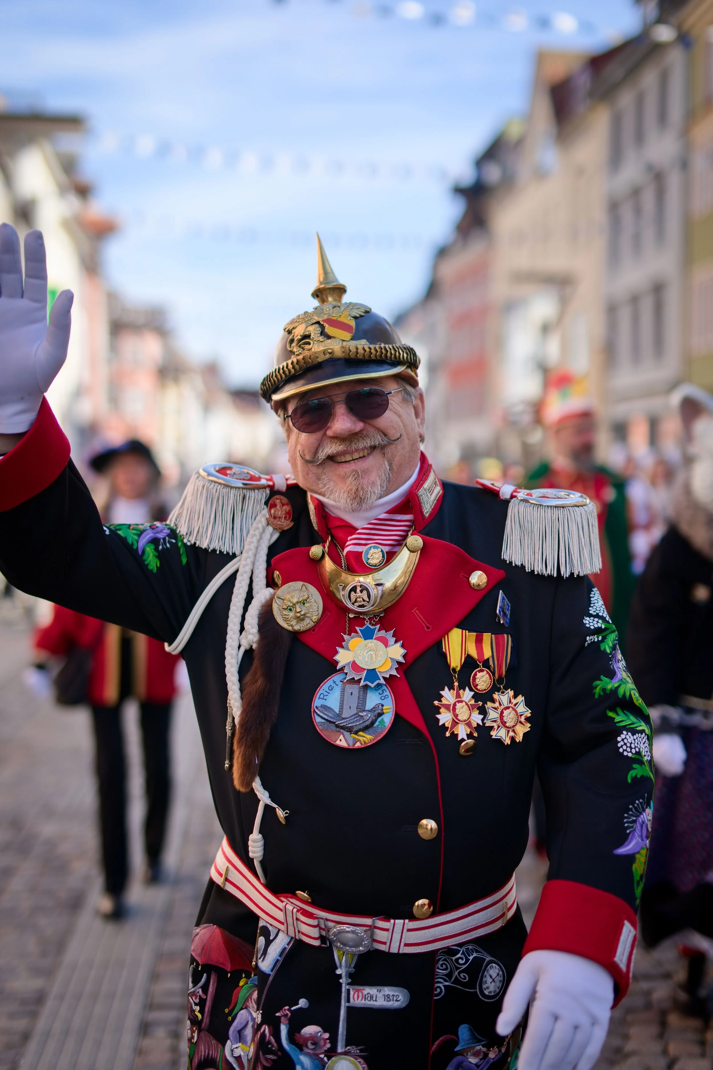 Traditionelle Fasnetfigur in aufwendig verzierter Uniform