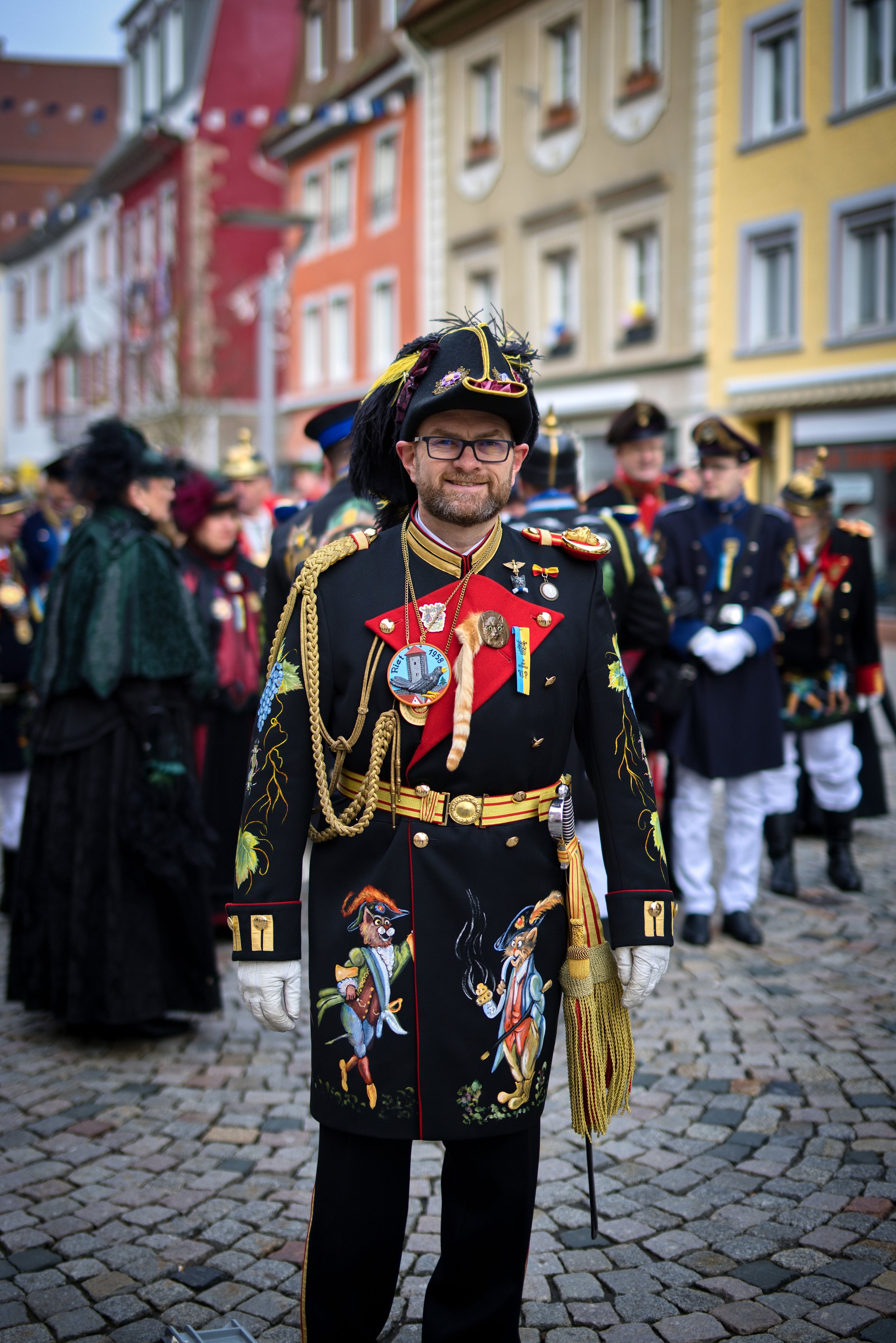 Fasnetfigur in historischer Uniform bei einem Umzug