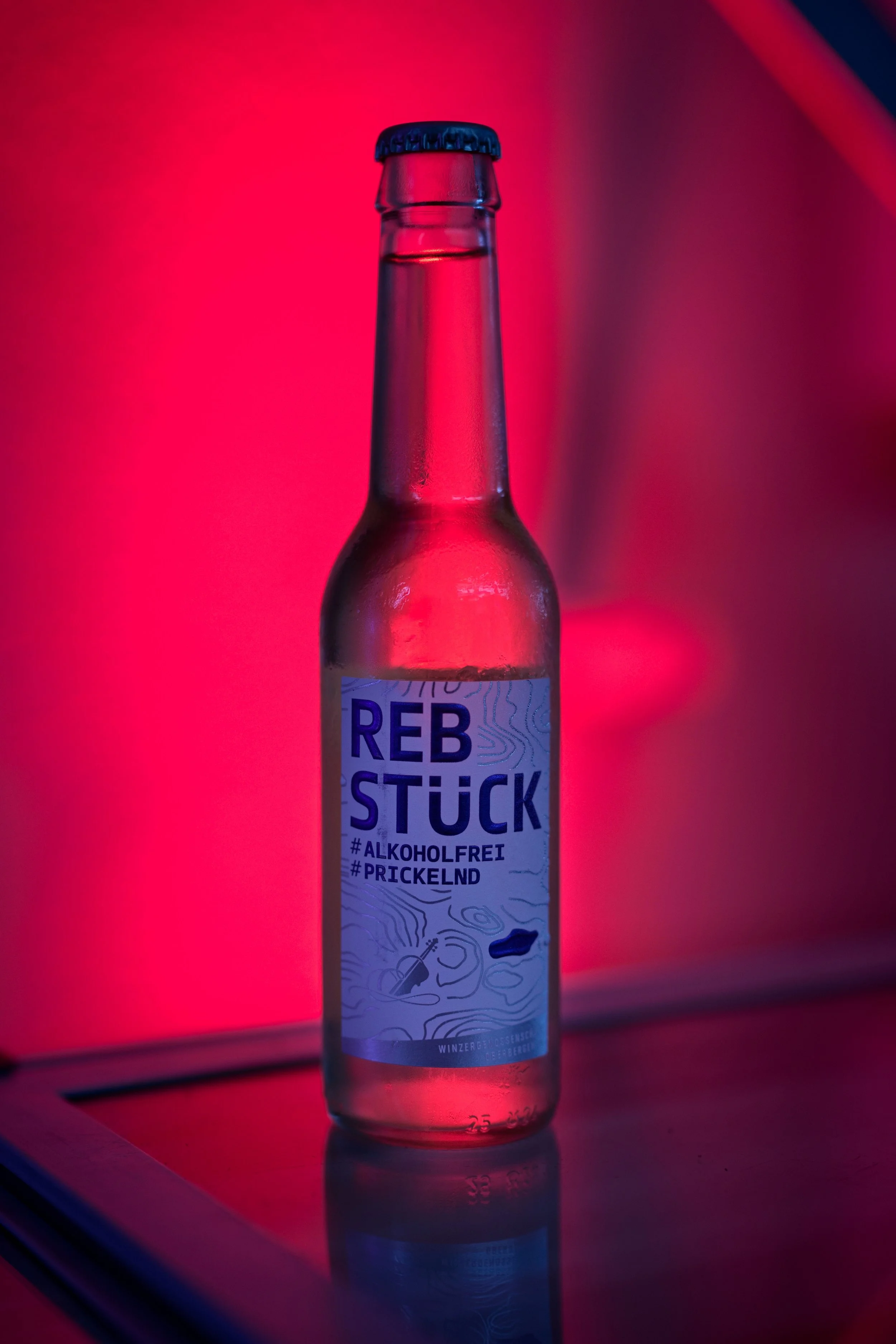 Produktfotografie einer Rebstück-Flasche mit modernem Lichtsetup