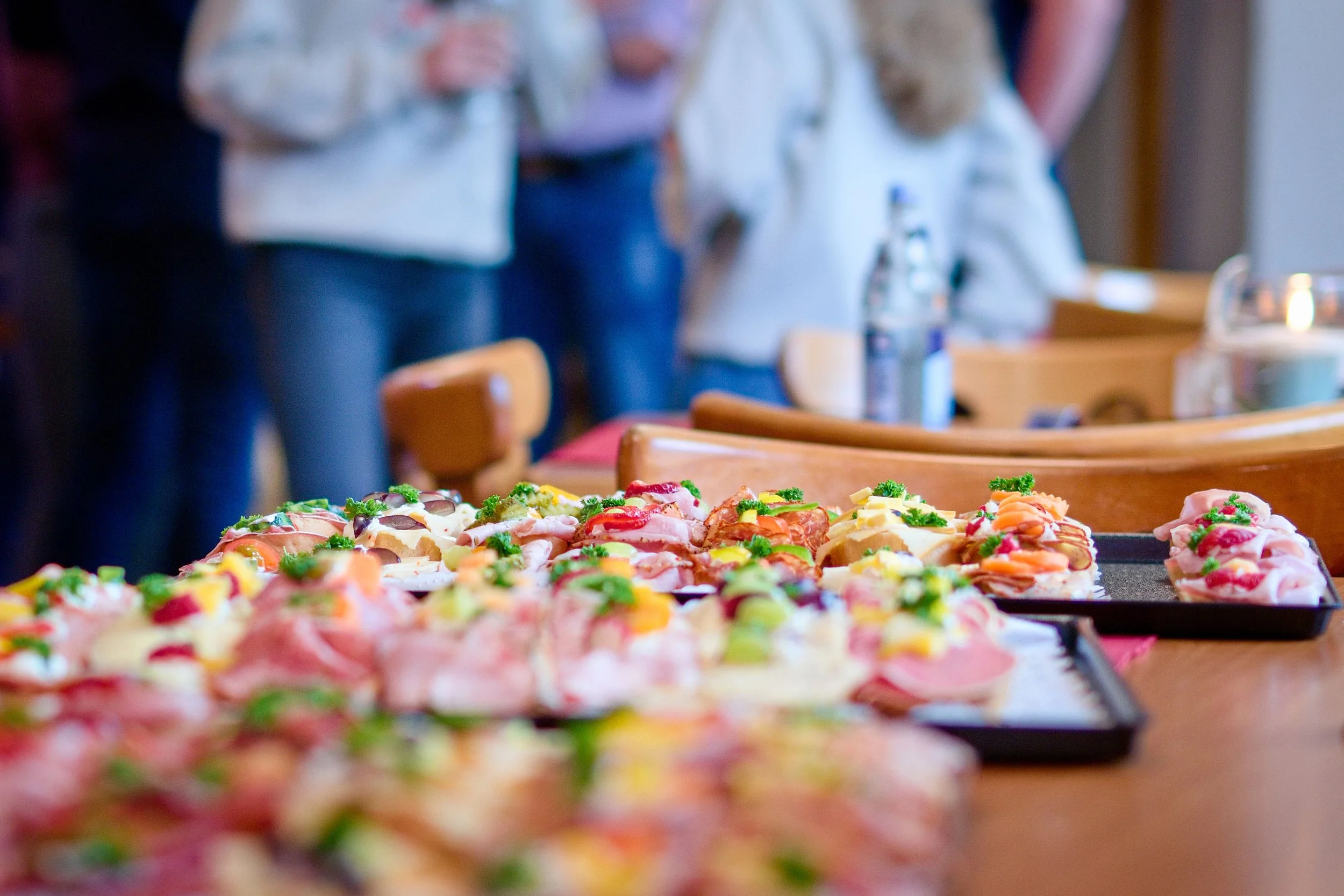 Hochwertig angerichtete Canapés bei einer Veranstaltung