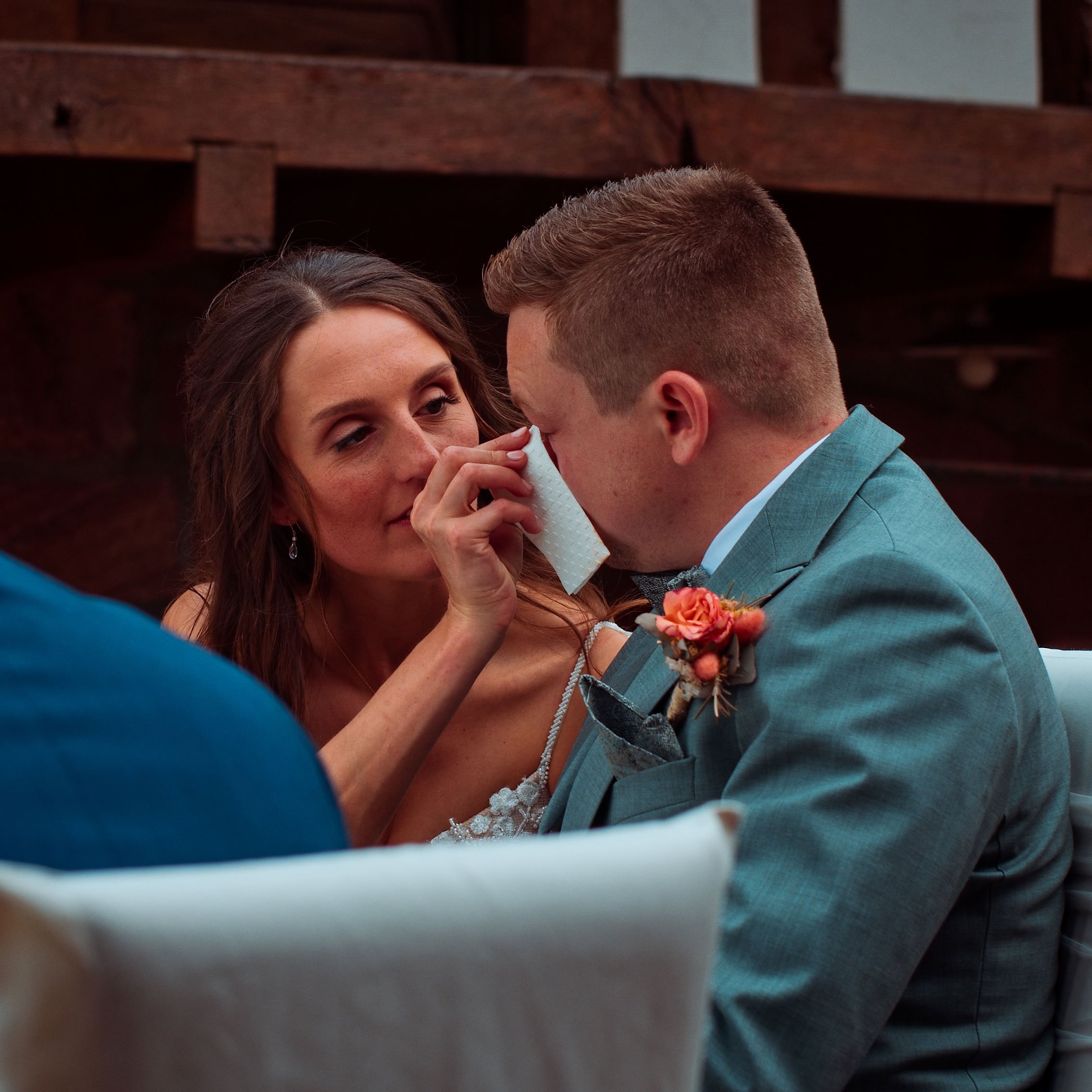 Emotionaler Moment eines Brautpaares bei einer Hochzeit