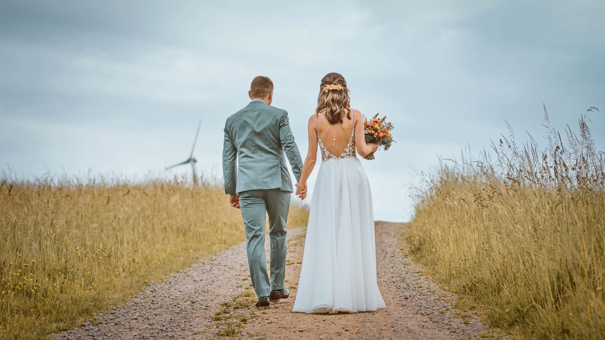 Brautpaar beim Hochzeitsshooting auf einem Feldweg bei Villingen