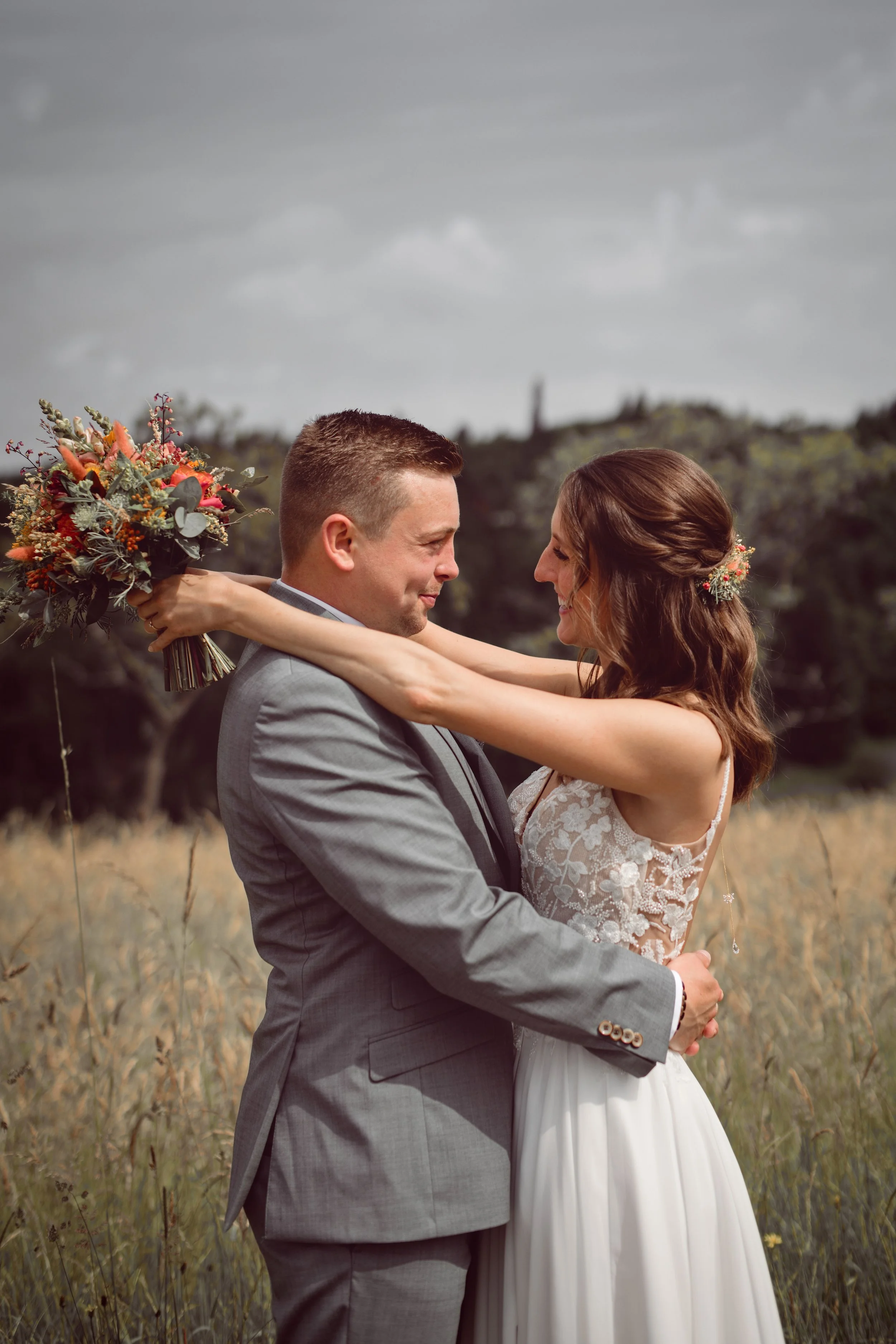 Brautpaar beim romantischen Hochzeitsshooting in der Natur