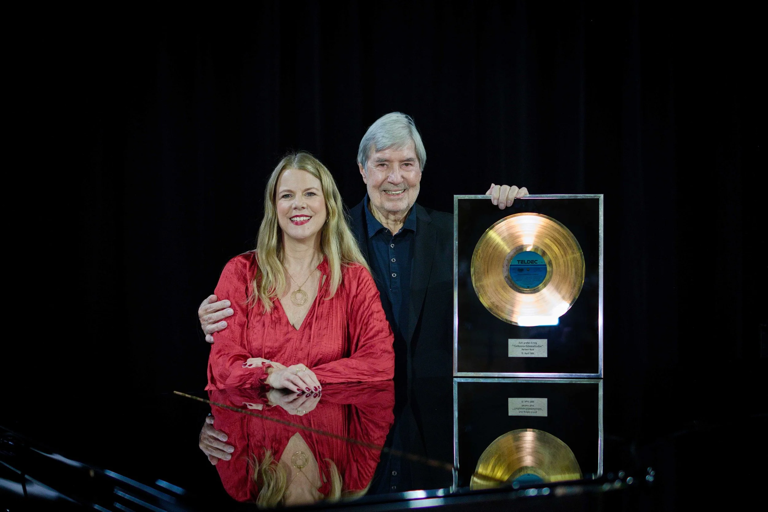 Portrait von Herbert Nold mit einer goldenen Schallplatte