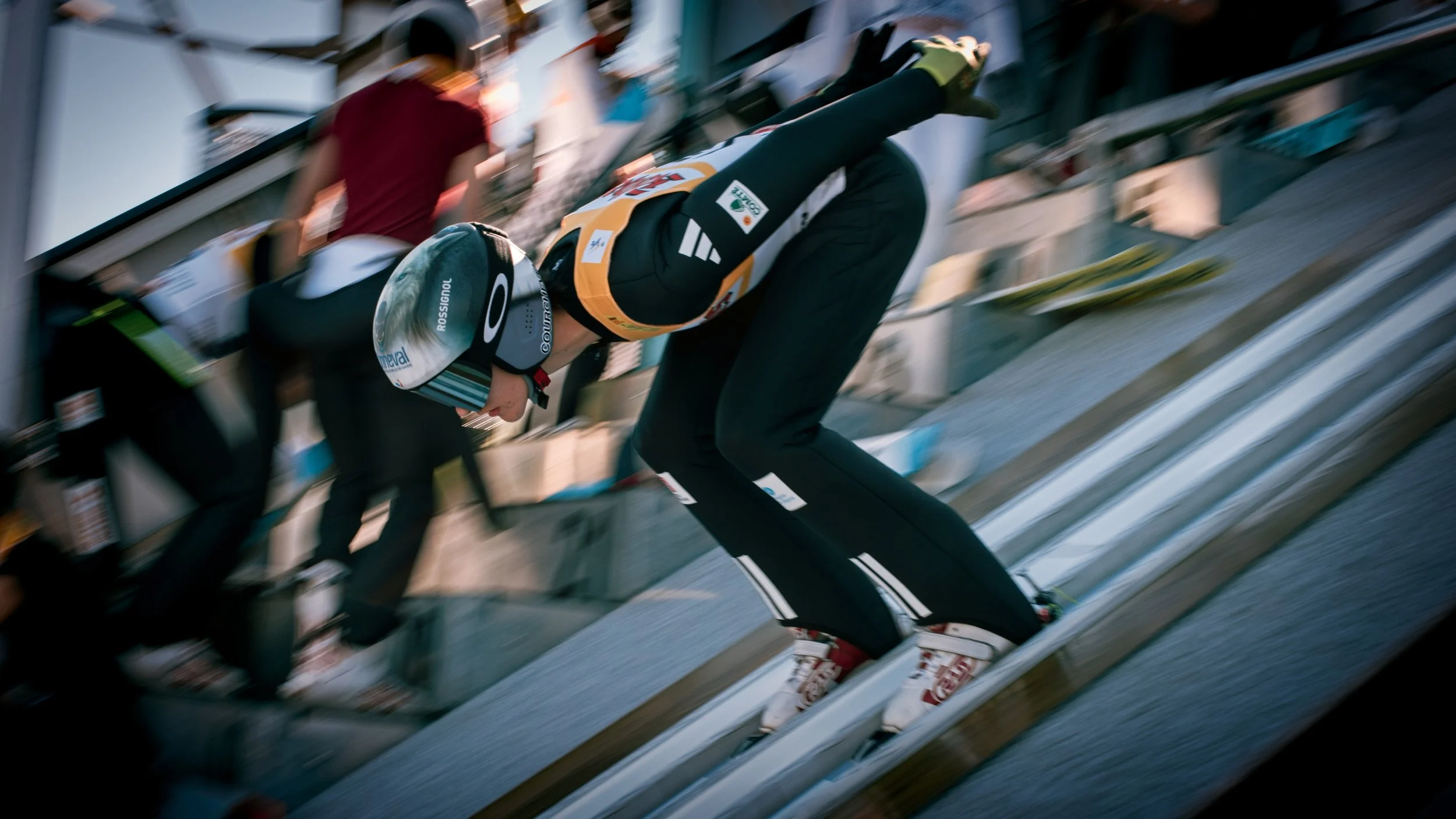 Skispringer auf der Anlaufspur beim FIS-Wettkampf in Hinterzarten