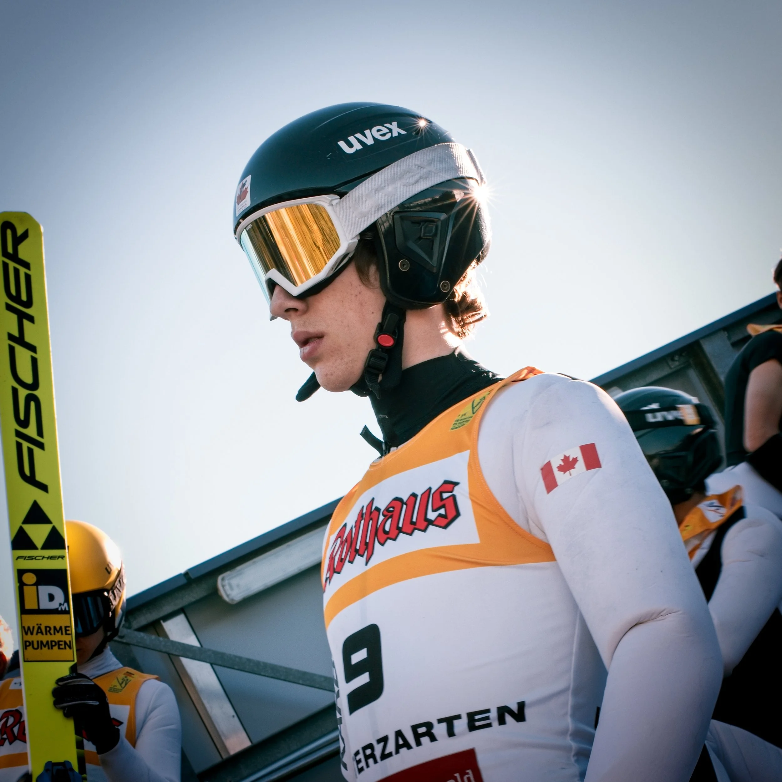 Skispringer vor dem Start beim FIS-Skispringen in Hinterzarten