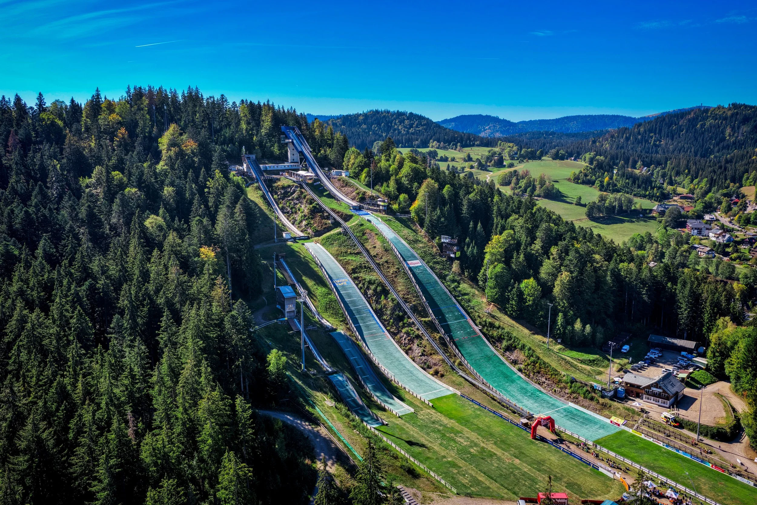 Luftaufnahme der Skisprungschanzen in Hinterzarten im Schwarzwald