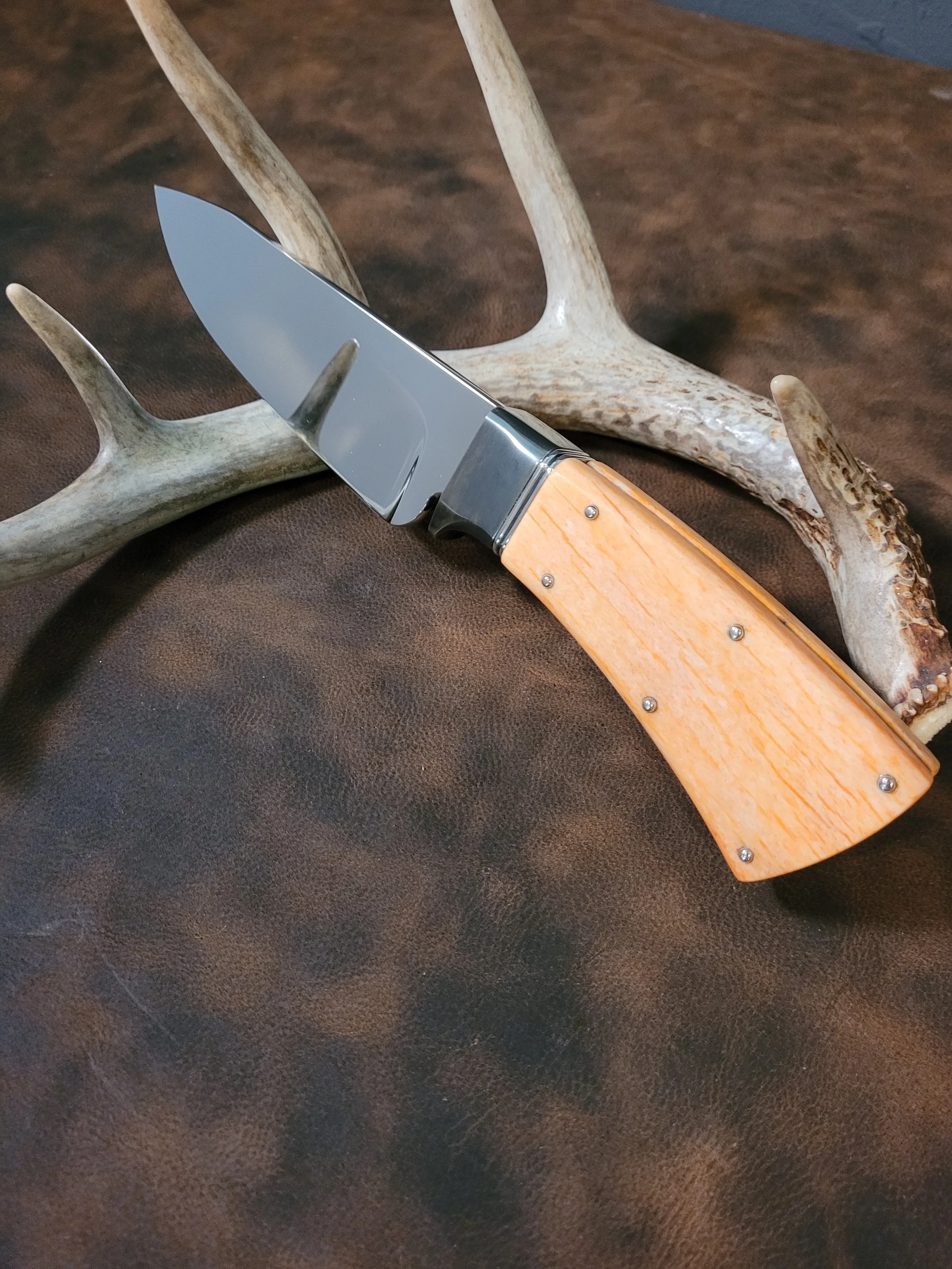 GIRAFFE BONE HUNTER
