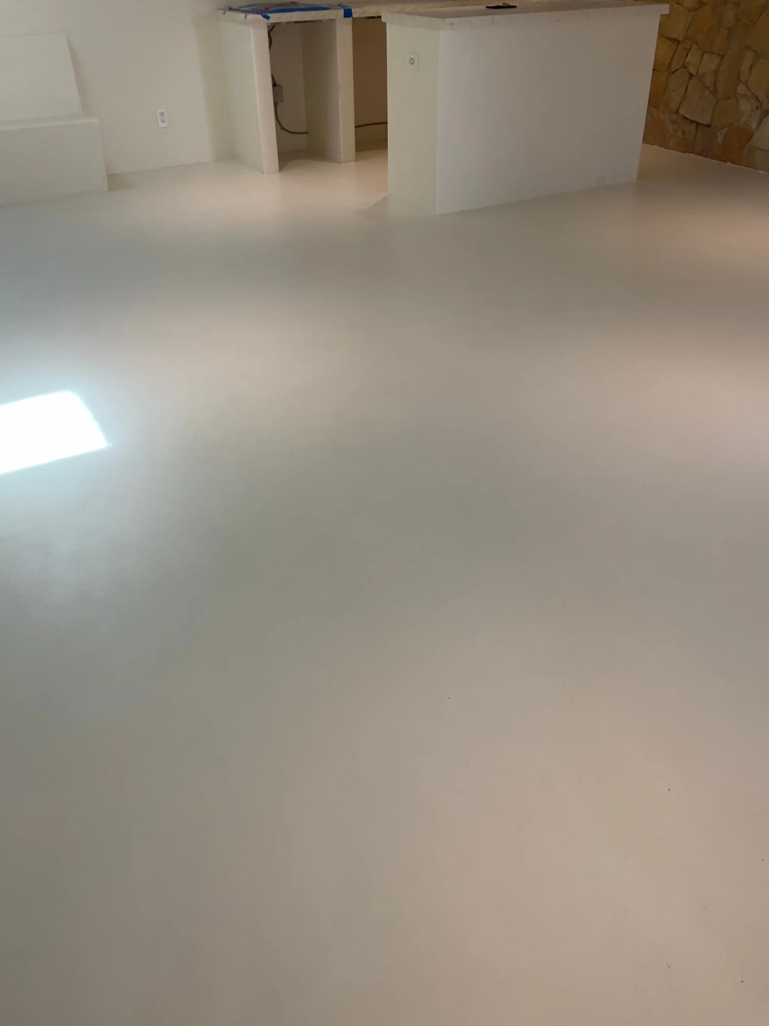 minimalist-white-seamless-waterproof-plaster-floor.webp