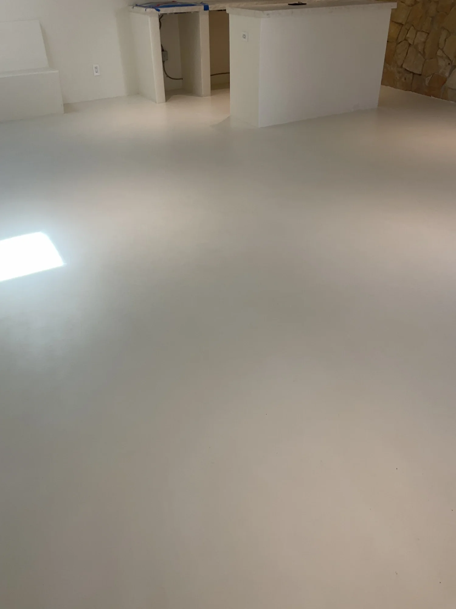 minimalist-off-white-microcement-kitchen-floor.webp