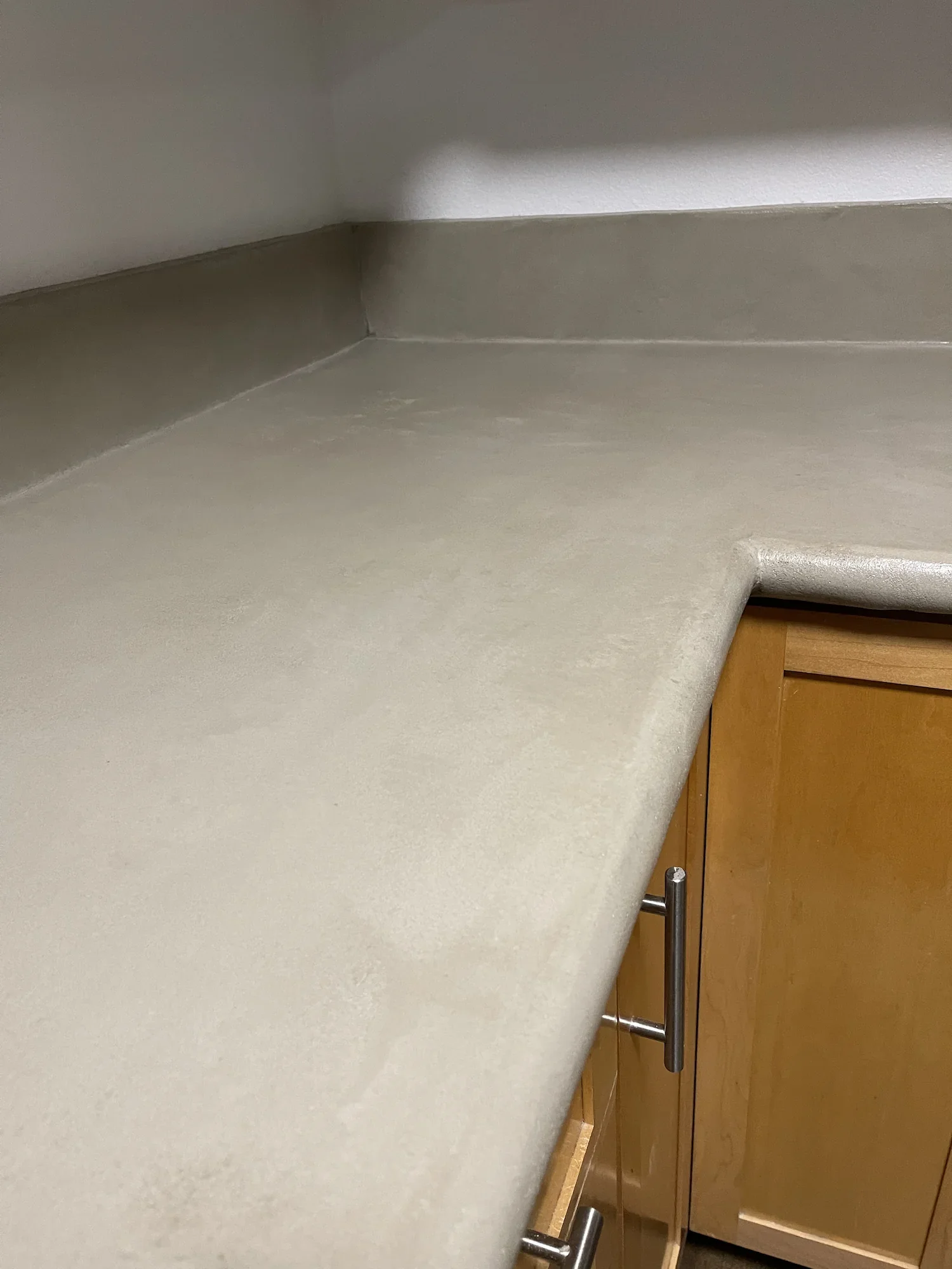 neutral-seamless-microcement-countertop-finish.webp