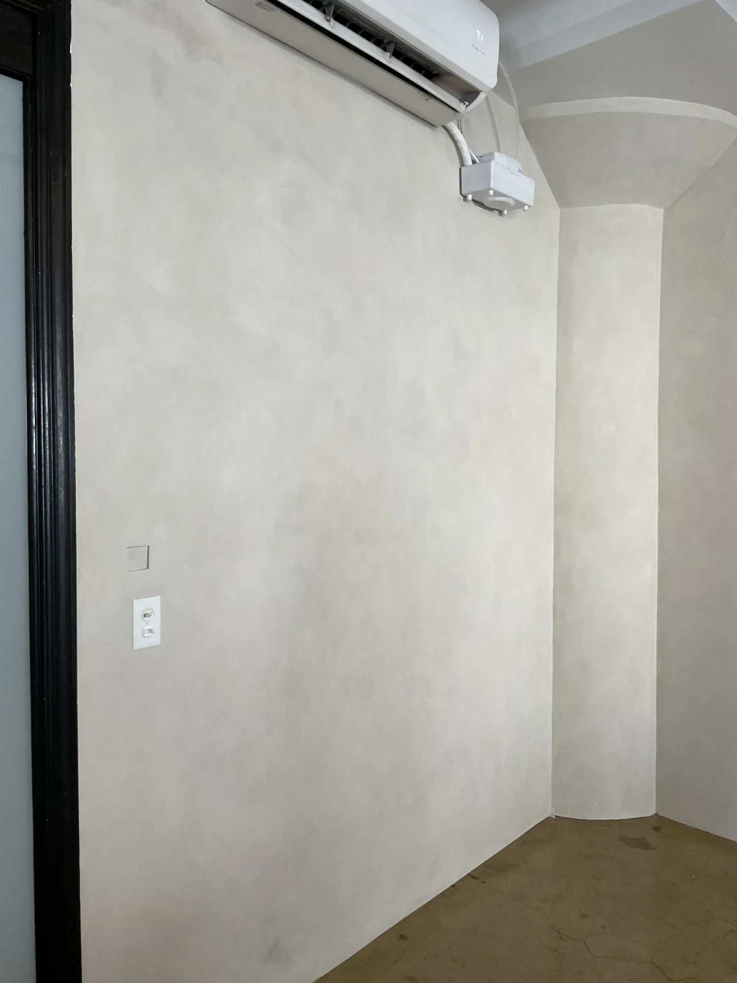 cream-mottled-limewash-venetian-plaster-wall-column.webp