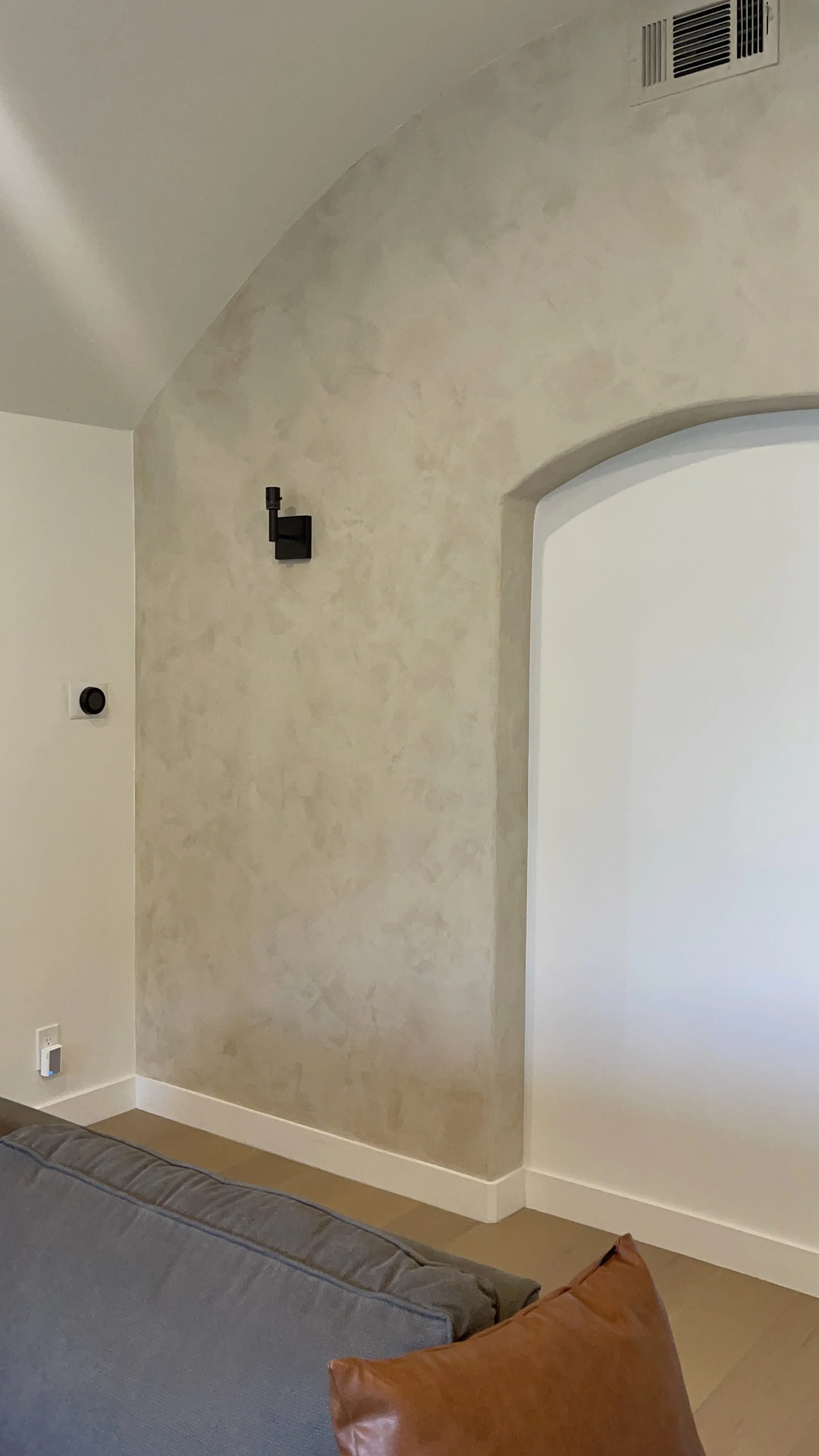 artisanal-textured-limewash-plaster-arched-wall.jpeg