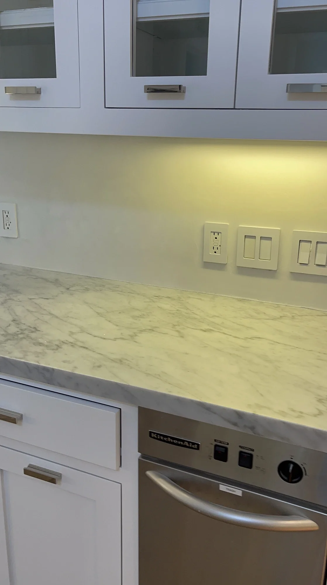 white-waterproof-seamless-plaster-kitchen-backsplash.webp