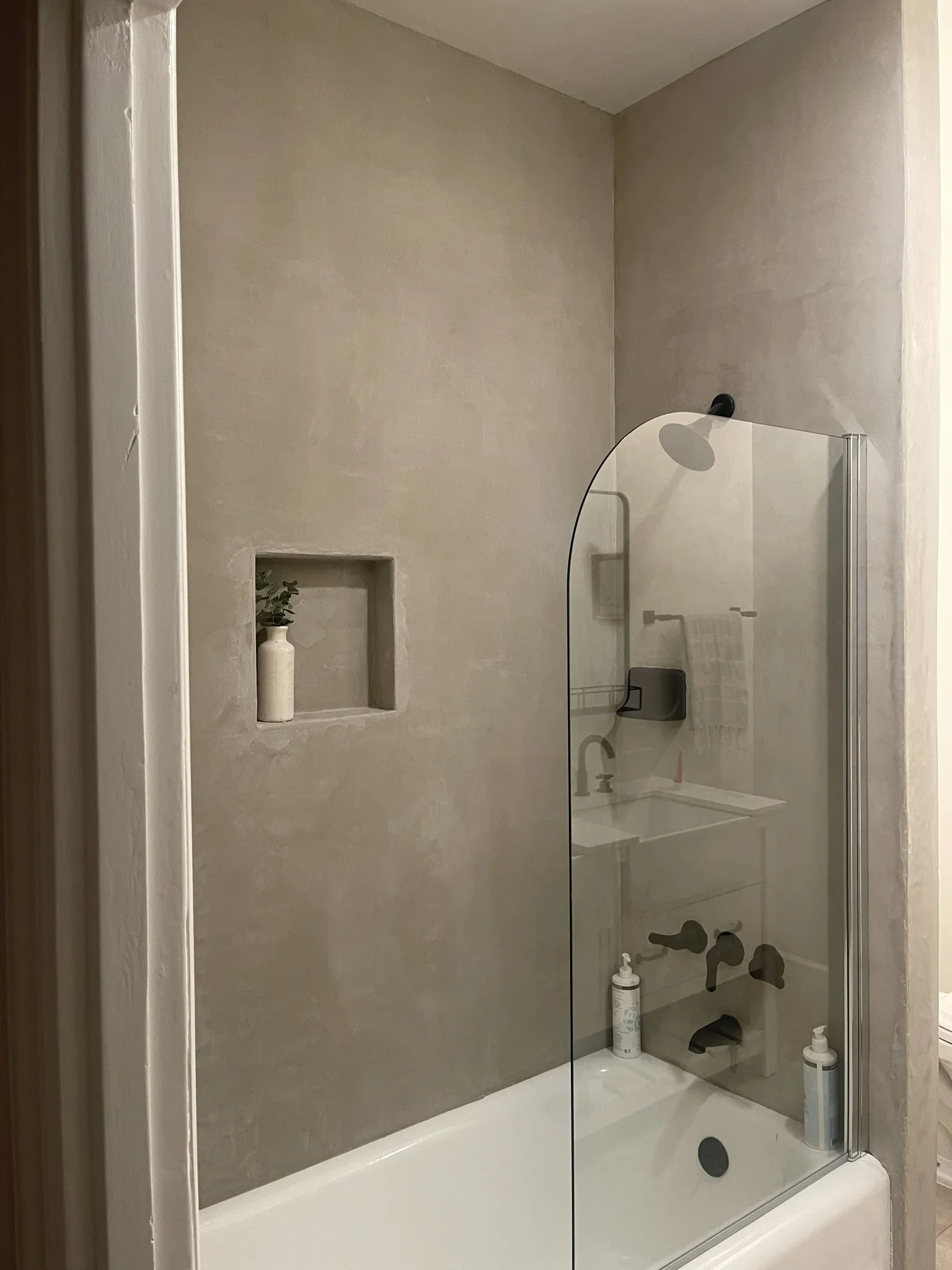 taupe-waterproof-plaster-bathroom-wall-and-tub.webp