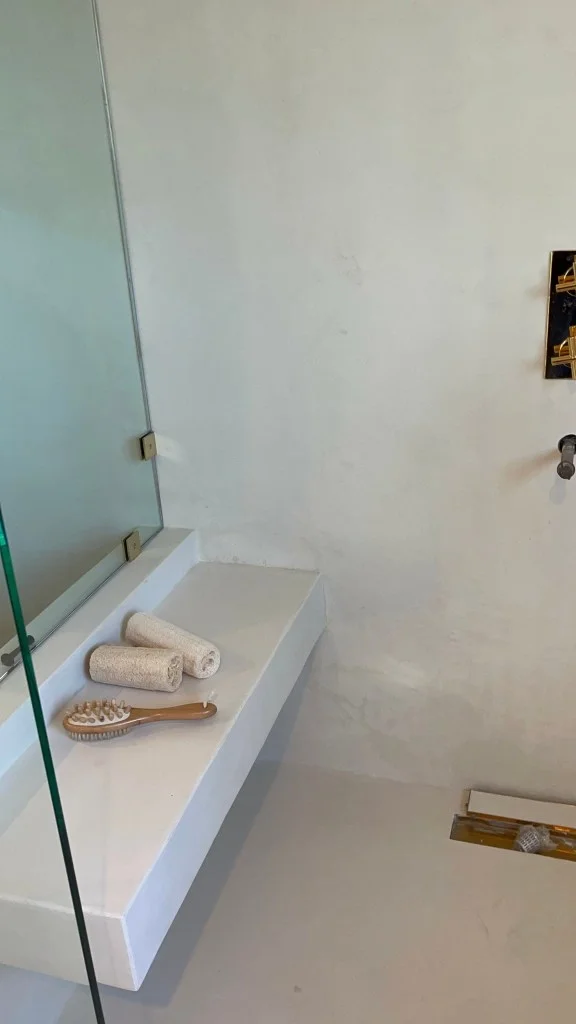 seamless-white-waterproof-venetian-plaster-shower-bench.webp