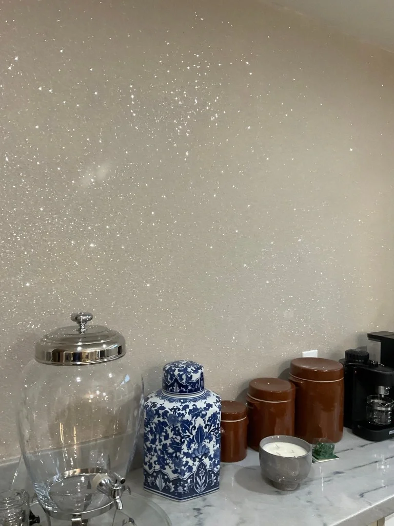 shimmering-champagne-glitter-plaster-kitchen-wall.webp